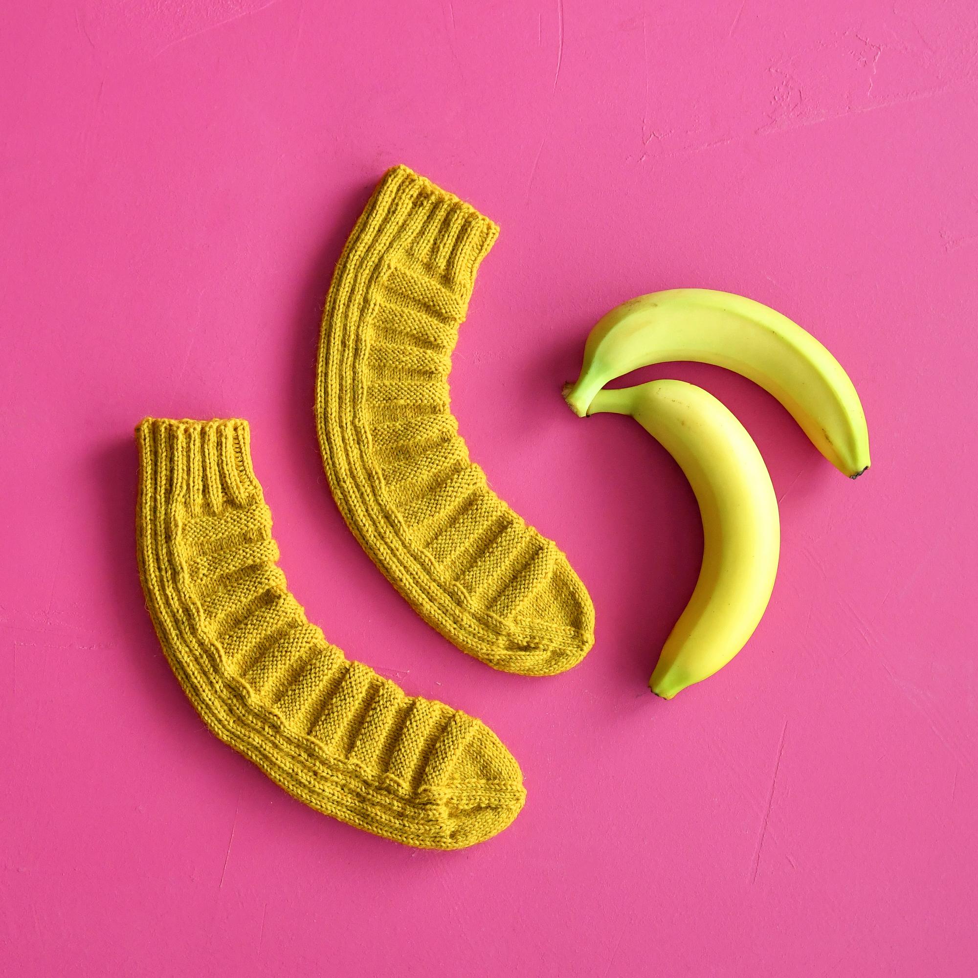 Banaanisukat neulotaan ilman kantapäätä – tämän helpommaksi ei villasukkien neulominen muutu!