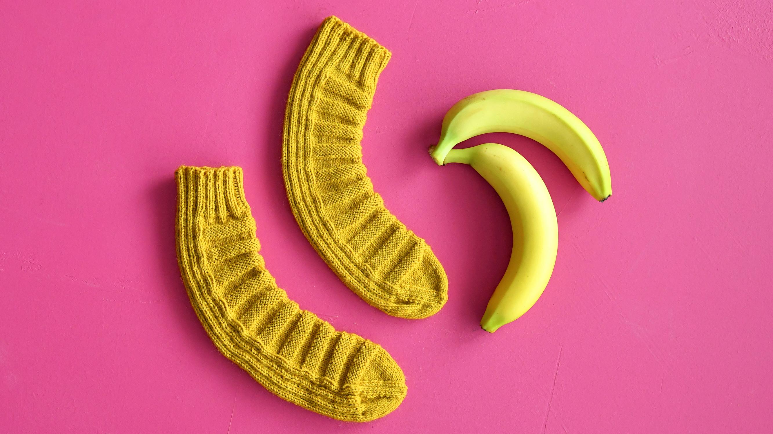 Banaanisukat neulotaan ilman kantapäätä – tämän helpommaksi ei villasukkien neulominen muutu!