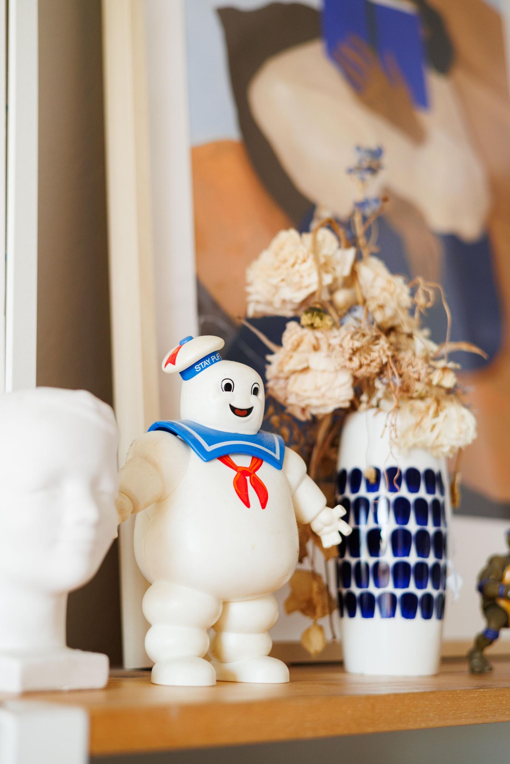 hymypoikapatsas ja muita esineitä hyllyllä