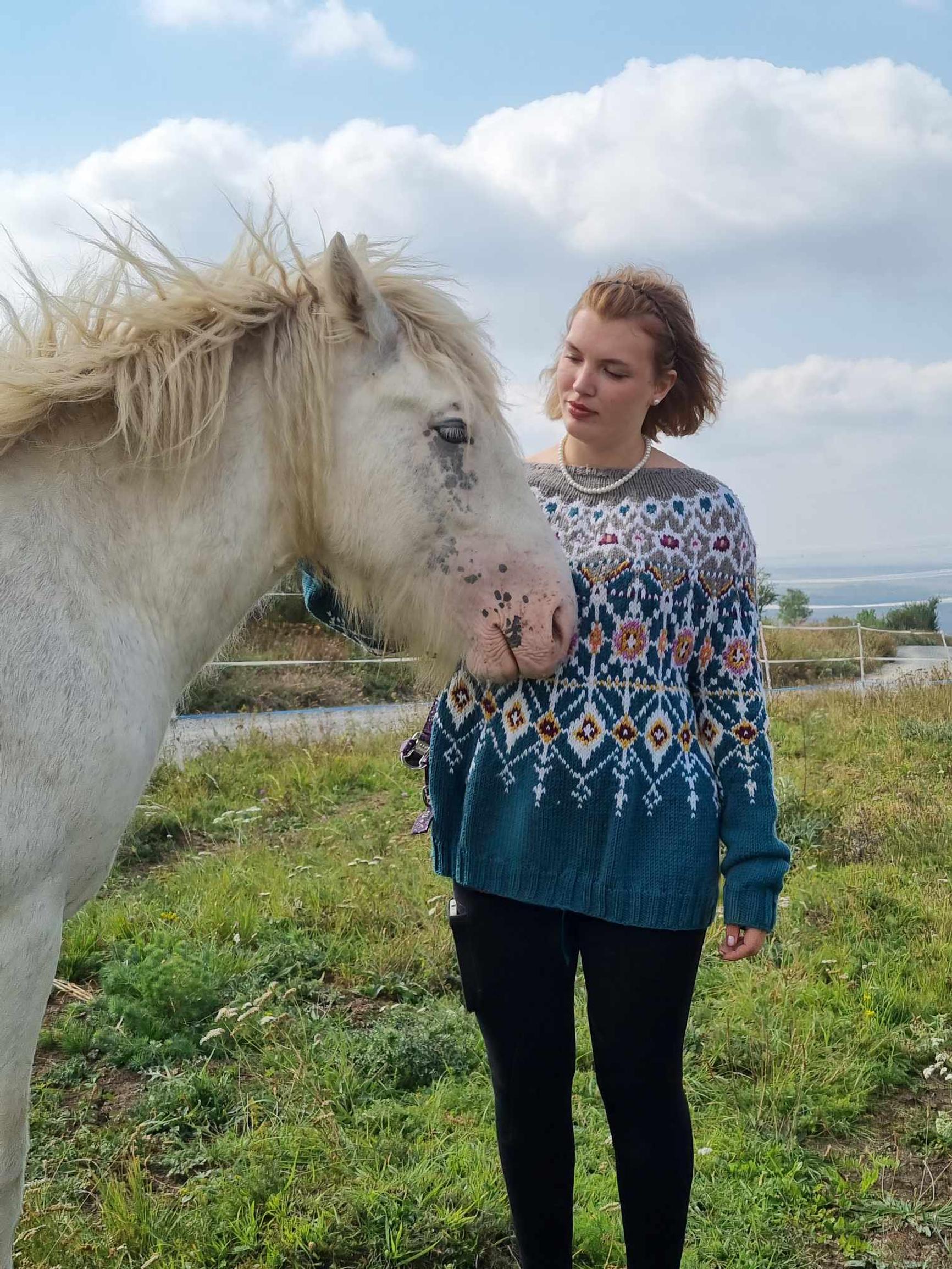 Maikki-Noora Karvisen Jalokivi-neule pääsi päälle ponihakaan.