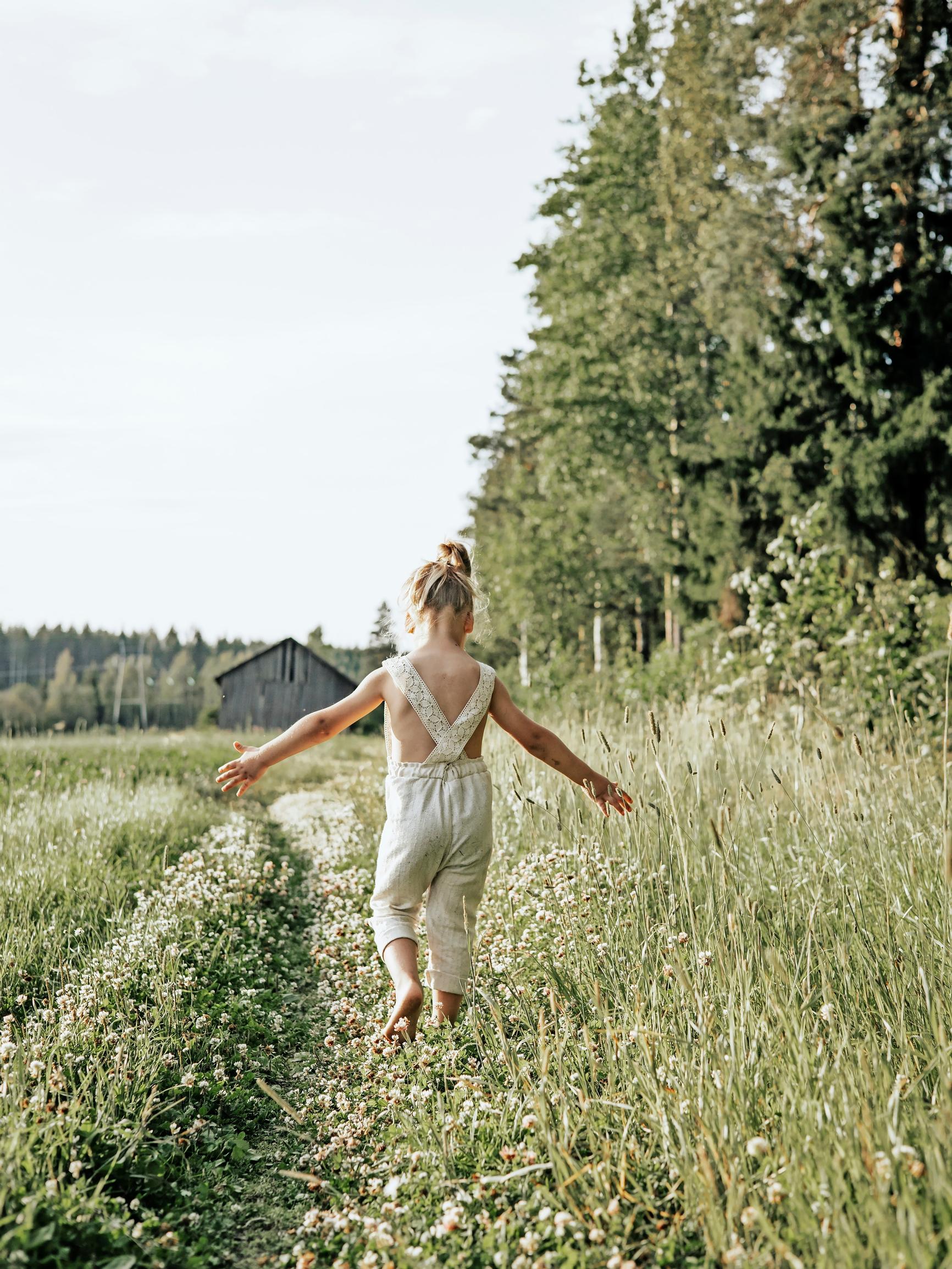 Lapsen yllä housut, joissa pitsihenkselit.
