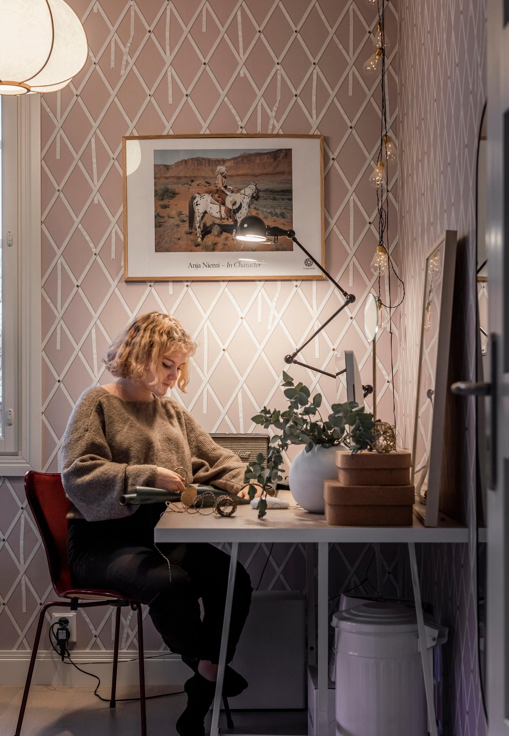 Helmi-tytär huoneessaan