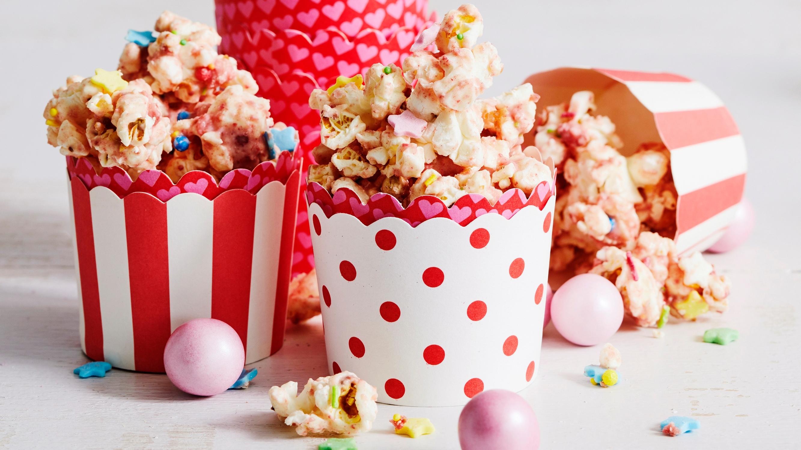 Vaaleanpunainen popcorn yhdistää suolaiset popparit ja mansikkaisen valkosuklaan – varo, näihin jää koukkuun!