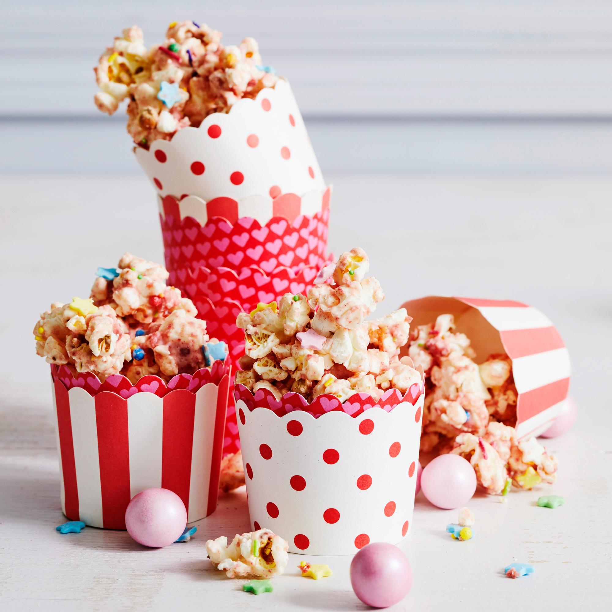 Vaaleanpunainen popcorn yhdistää suolaiset popparit ja mansikkaisen valkosuklaan – varo, näihin jää koukkuun!