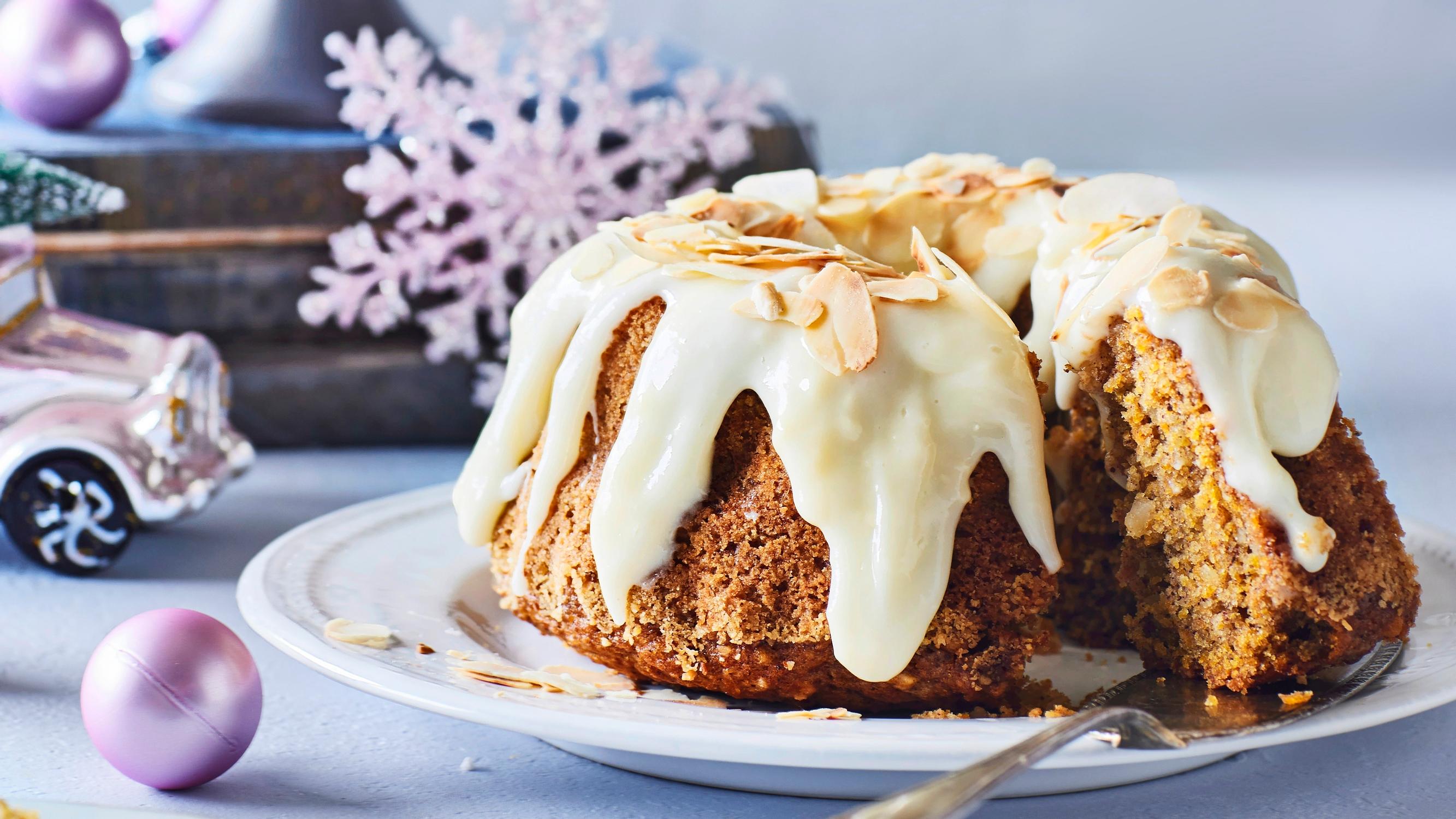 Jouluinen manteli-porkkanakakku – rakastettu porkkanakakku saa uutta makua mantelirouheesta ja joulumausteista