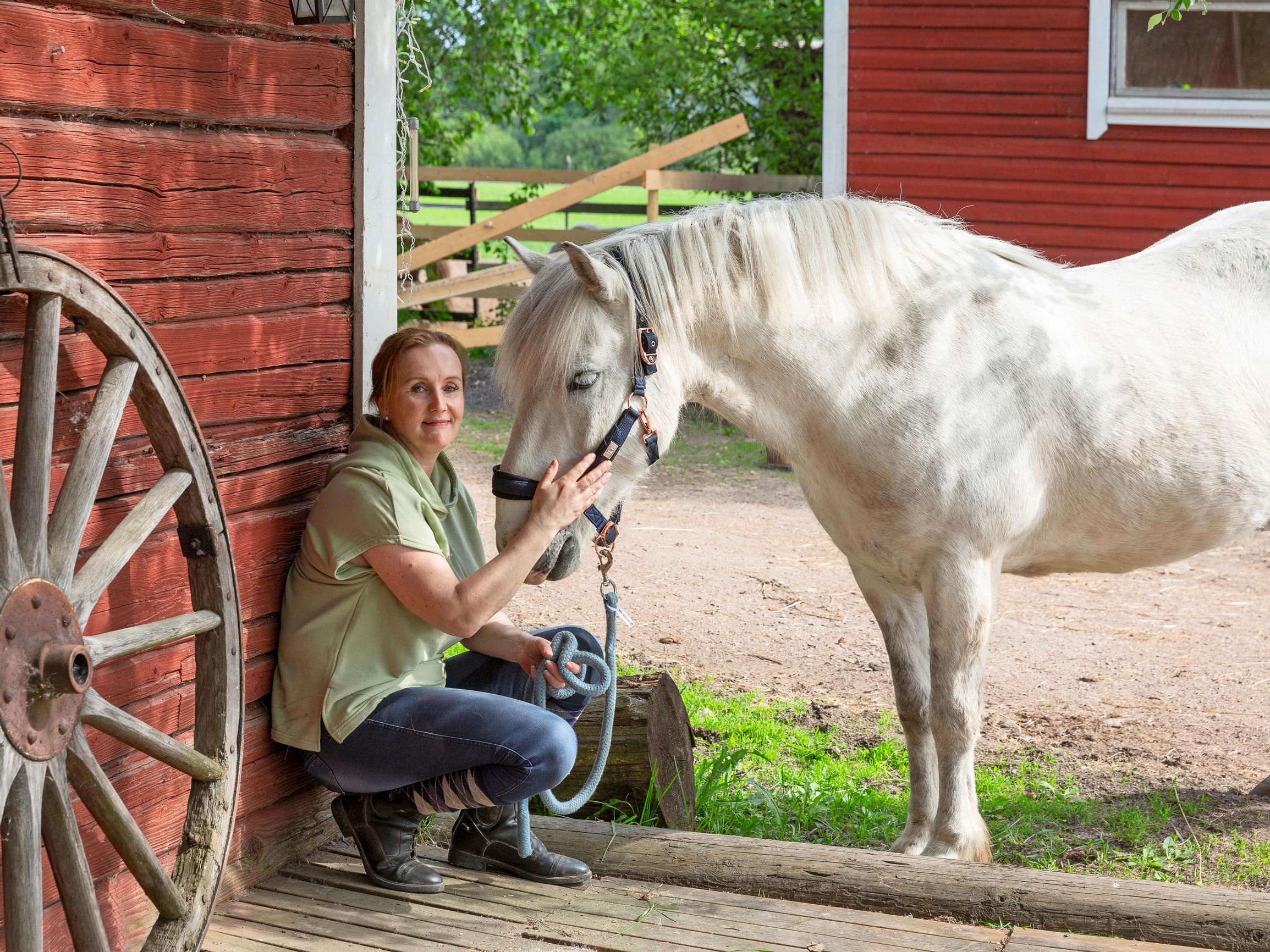 Kriisityöntekijä Niina on ollut mukana monissa vaikeissa paikoissa, mutta siskon kuolema oli shokki: ”Ymmärrän, millaisella voimalla tuska ja suru hyökyvät päälle”
