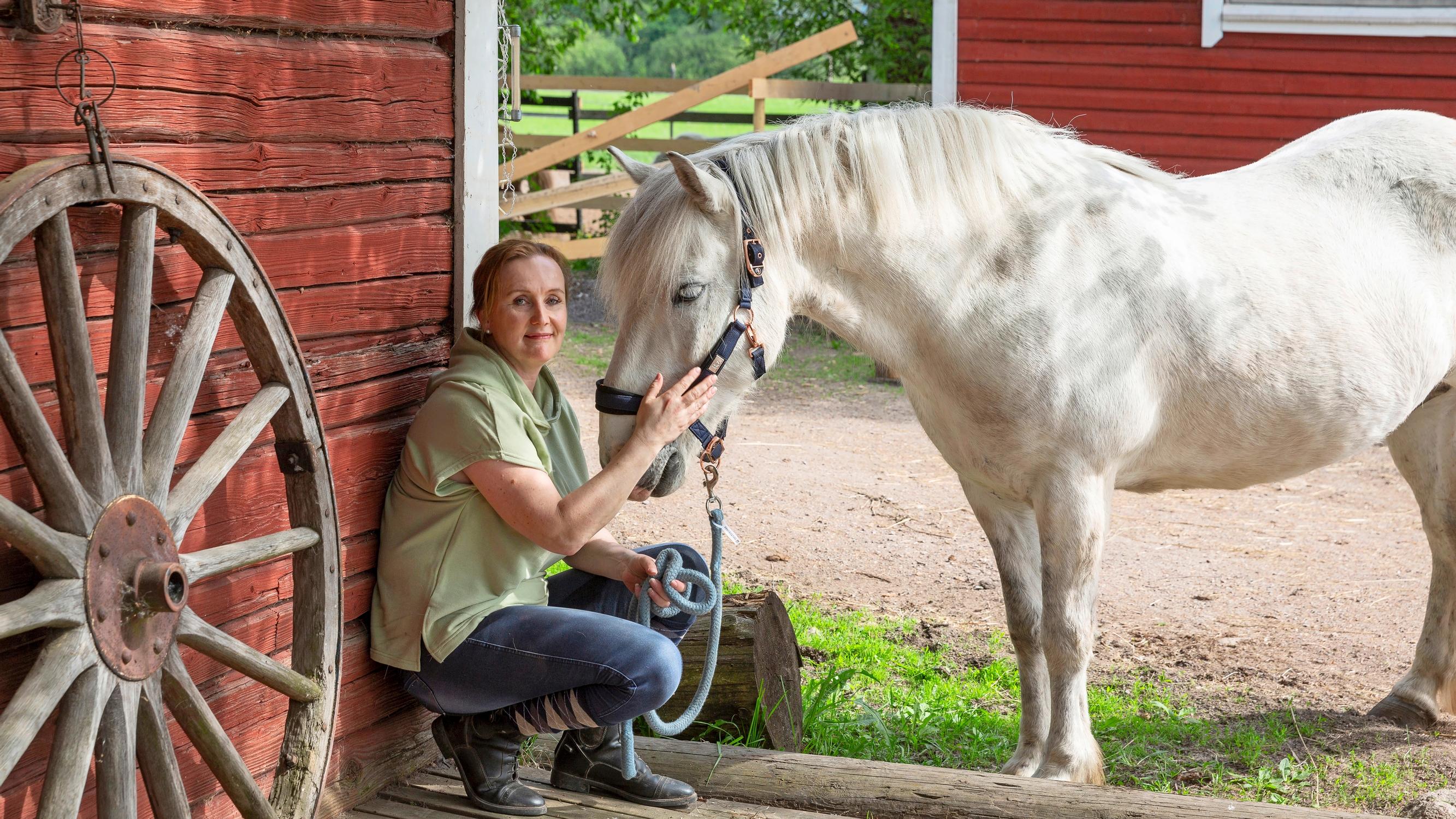 Kriisityöntekijä Niina on ollut mukana monissa vaikeissa paikoissa, mutta siskon kuolema oli shokki: ”Ymmärrän, millaisella voimalla tuska ja suru hyökyvät päälle”