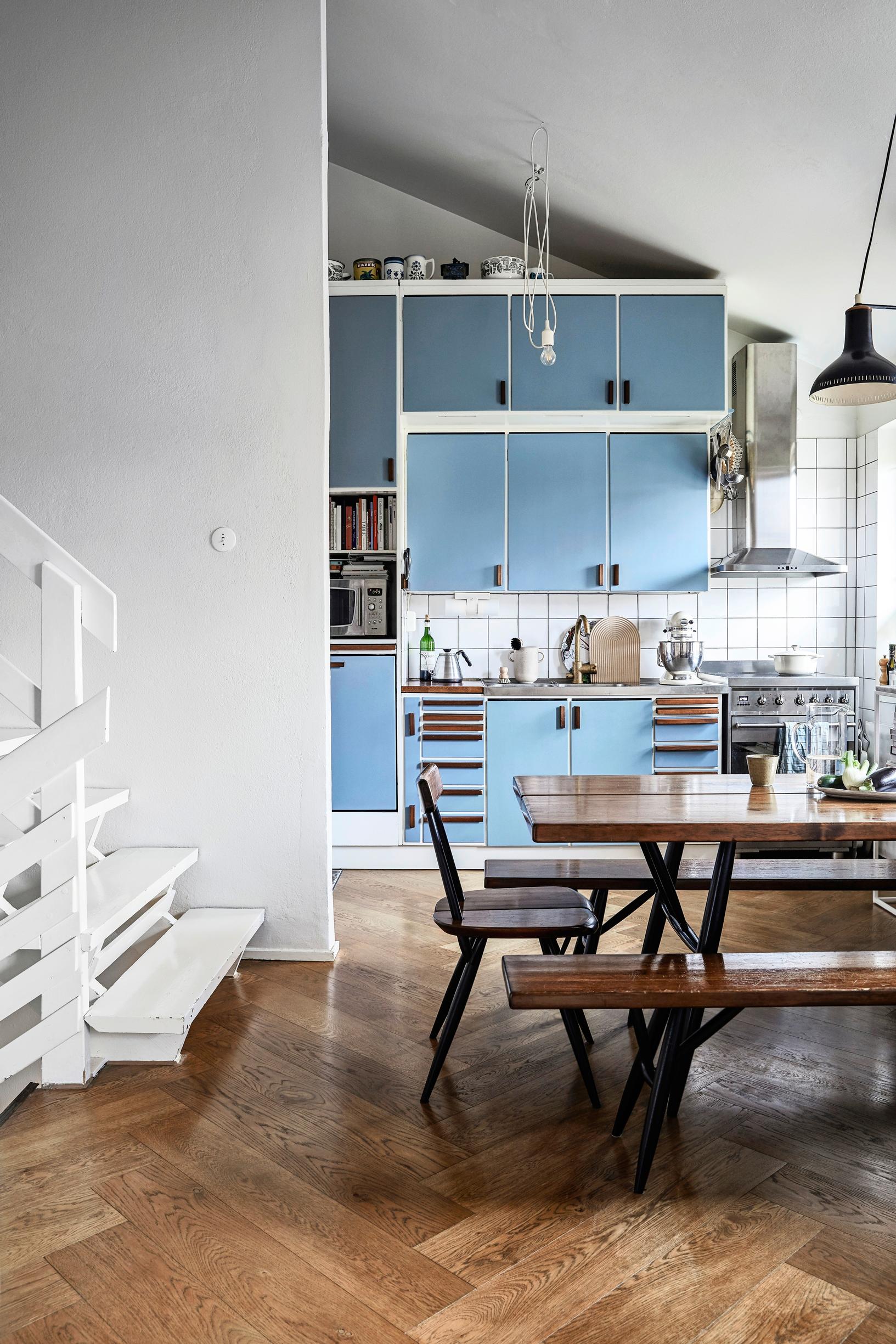 Vaaleansininen keittiö