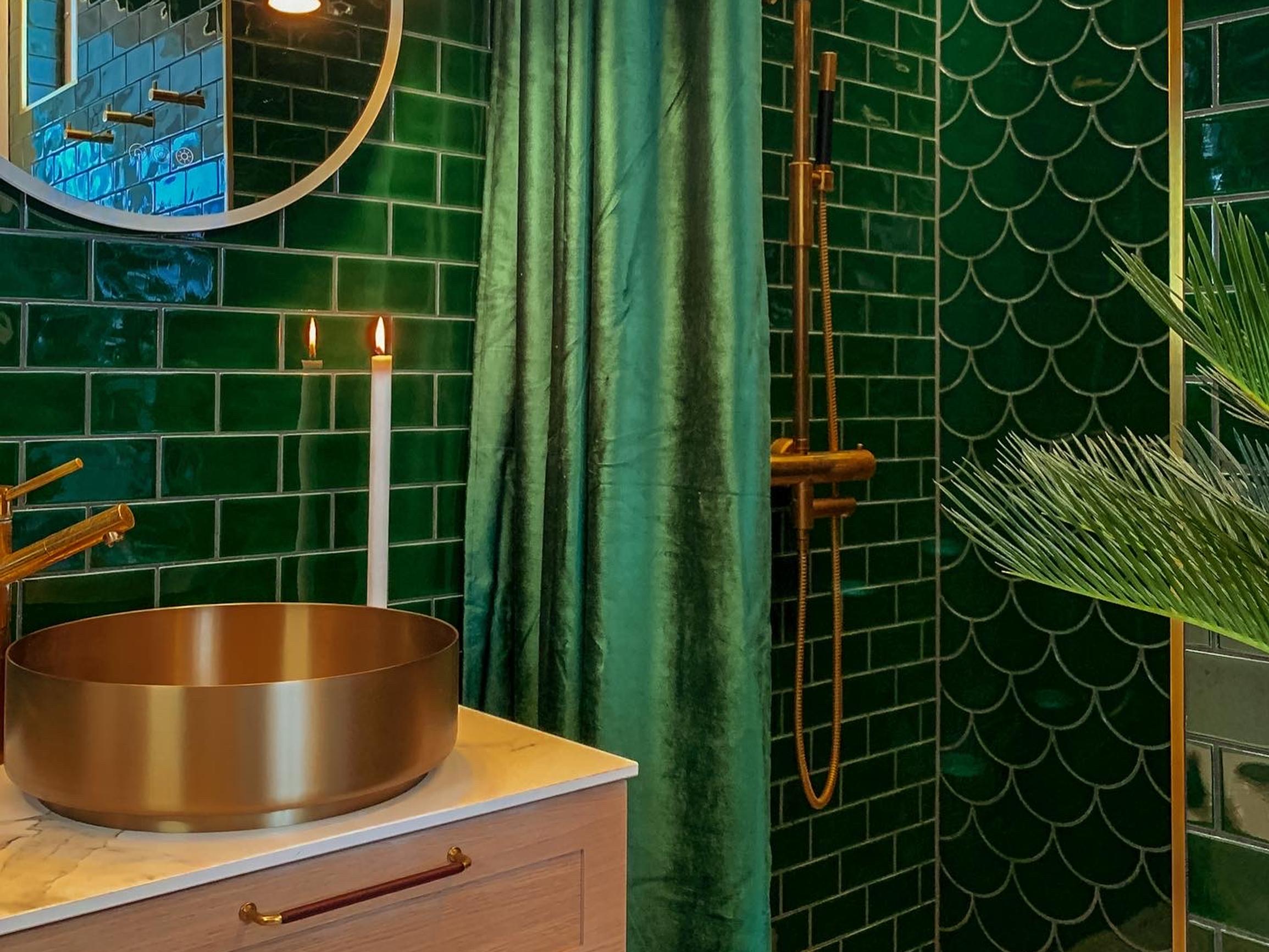 Kylpyhuone kuin vihreä satumetsä! Omakotitalon kylpyhuone koki täydellisen muodonmuutoksen 