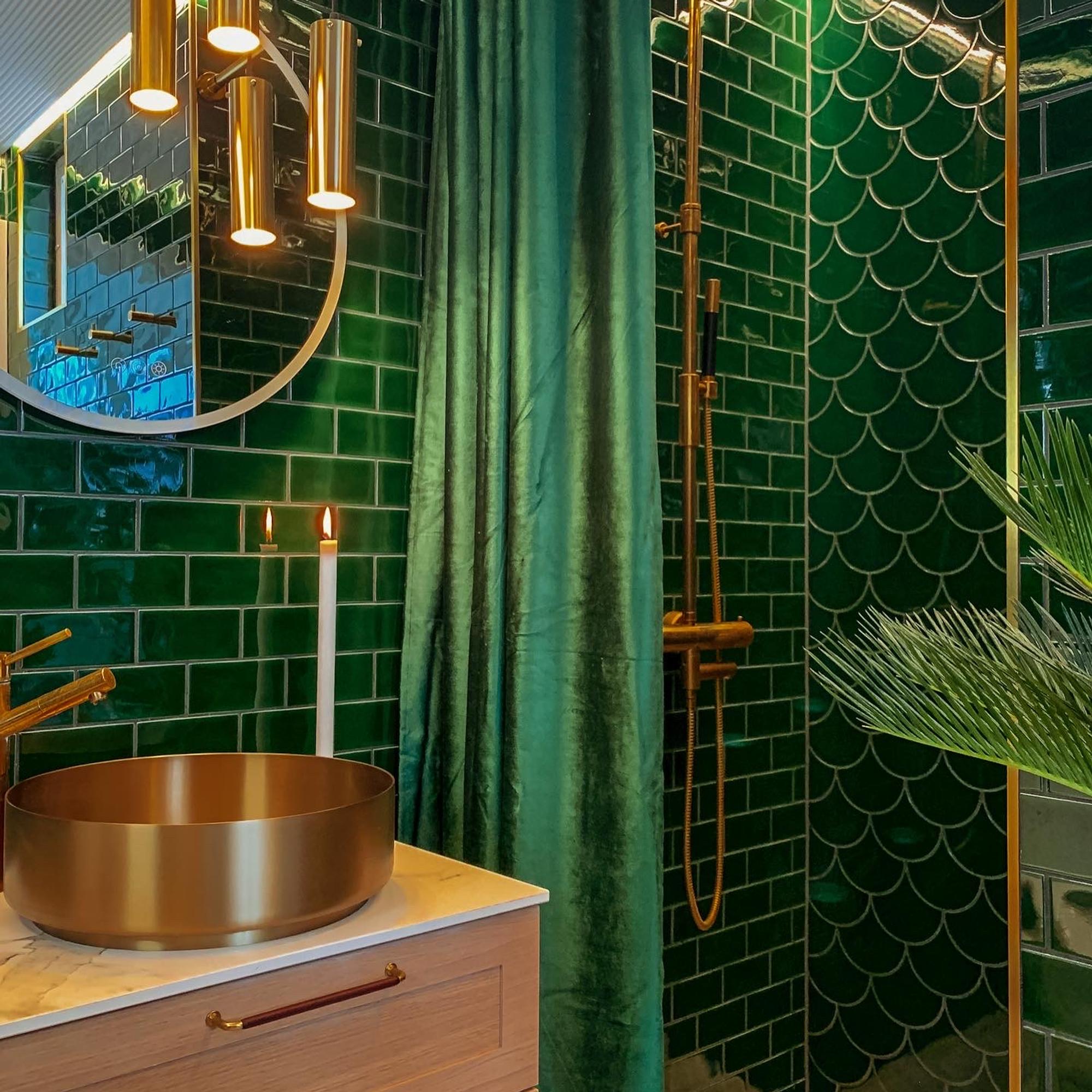 Kylpyhuone kuin vihreä satumetsä! Omakotitalon kylpyhuone koki täydellisen muodonmuutoksen 