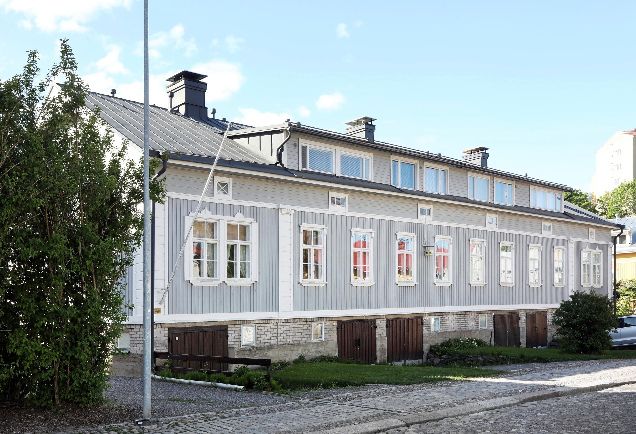 Kuuden asunnon puinen rivitalo Turussa