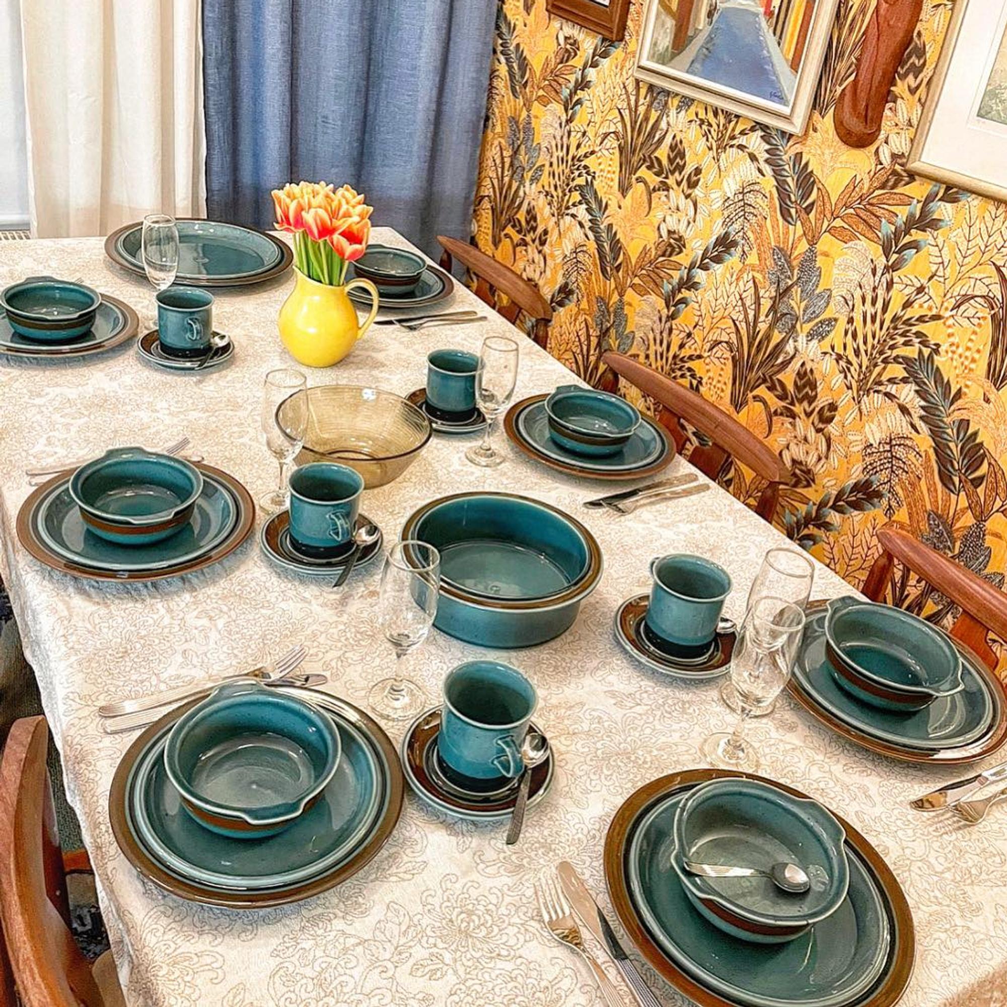 17 tuntematonta ihmistä auttoi Jenniä keräämään haaveiden astiasarjan – "Nämä astiat ovat nähneet Suomea enemmän kuin minä!"