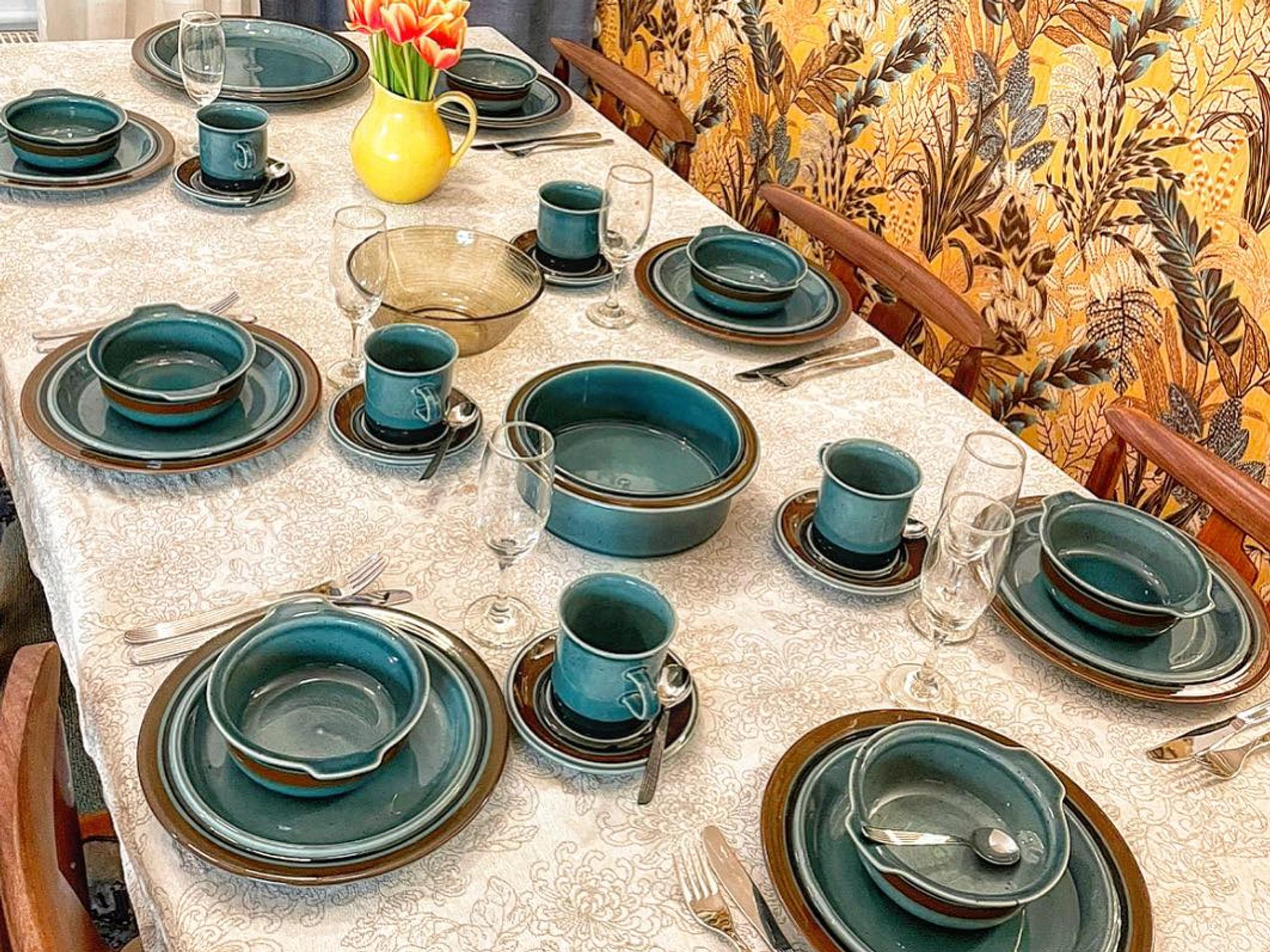 17 tuntematonta ihmistä auttoi Jenniä keräämään haaveiden astiasarjan – "Nämä astiat ovat nähneet Suomea enemmän kuin minä!"