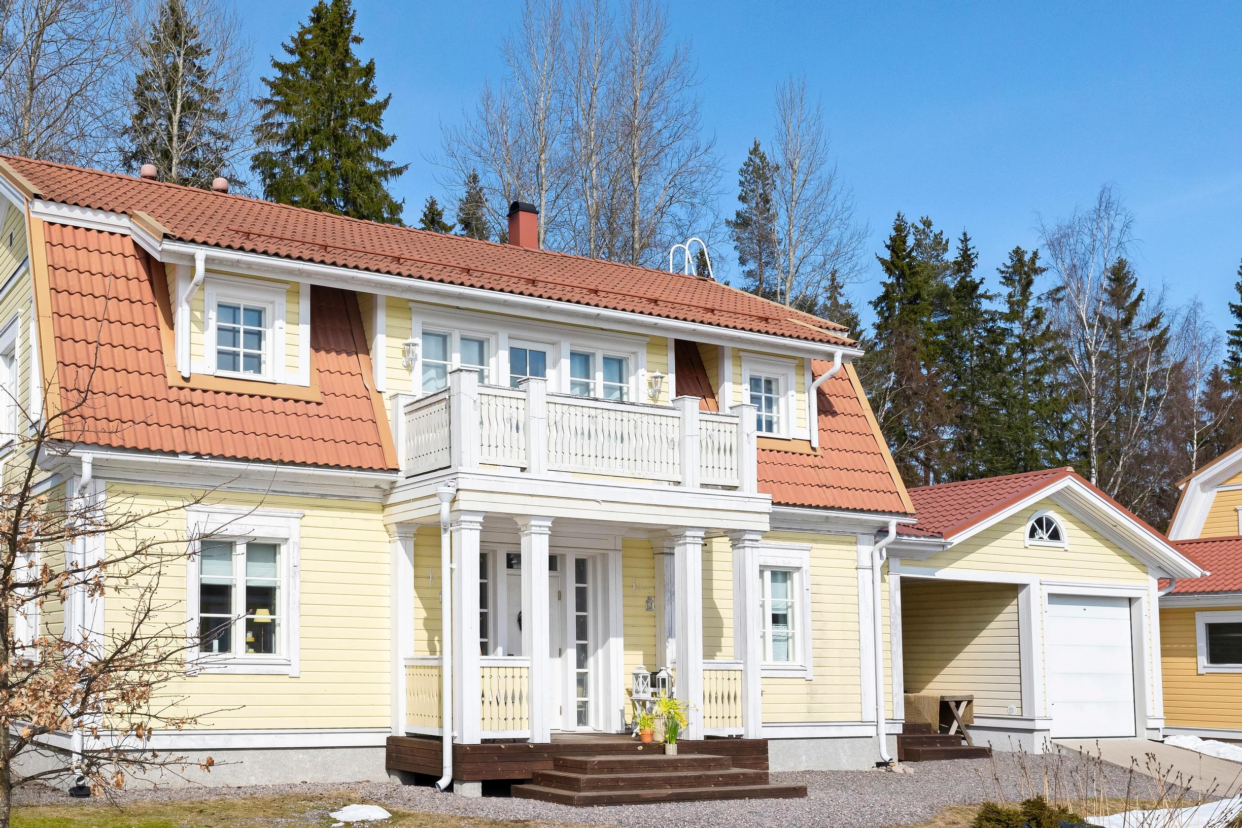 Keltainen mansardikattoinen talo