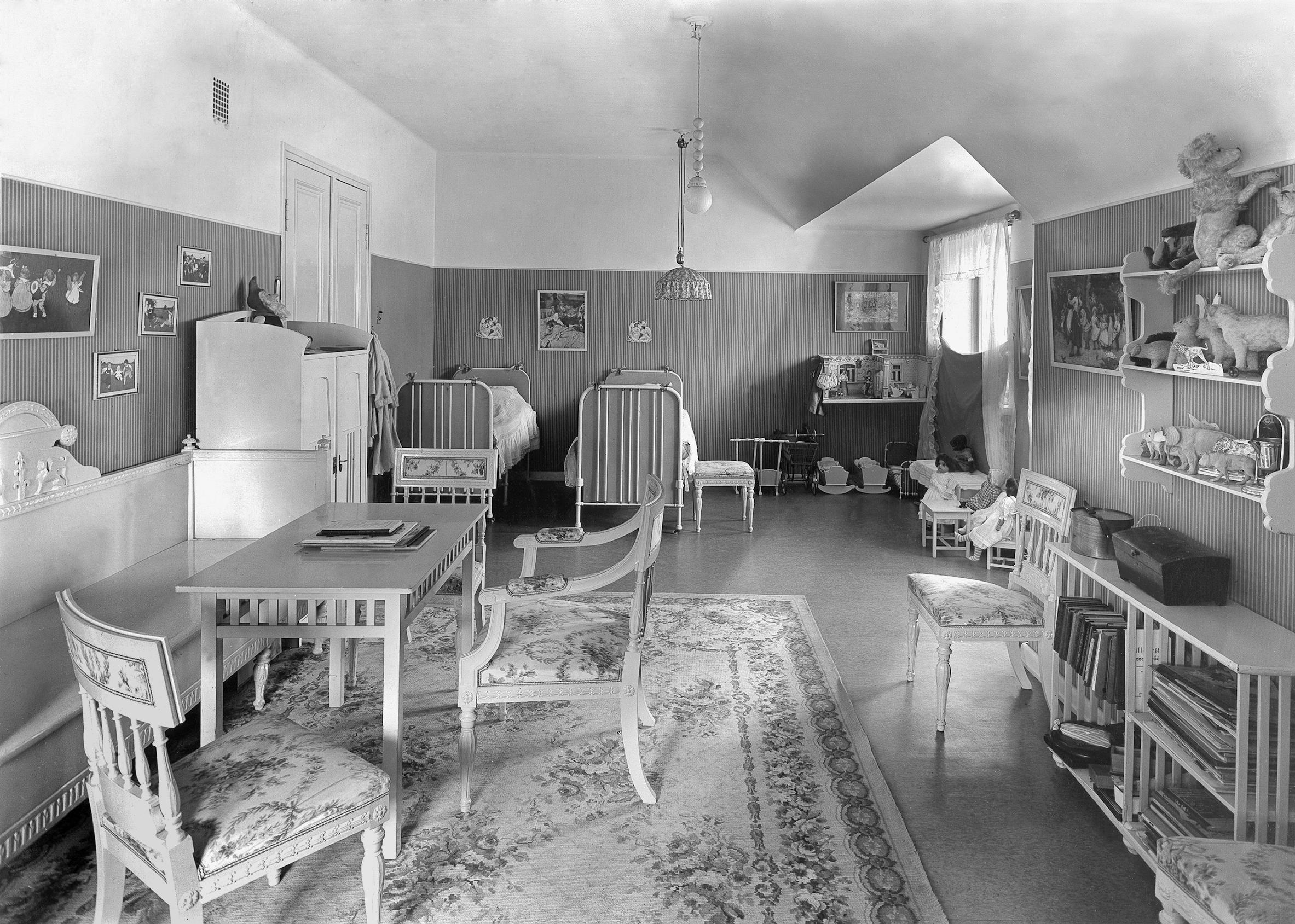 Pikkuaikuisten olohuoneet – kurkkaa 1900-luvun alun lastenhuoneisiin!