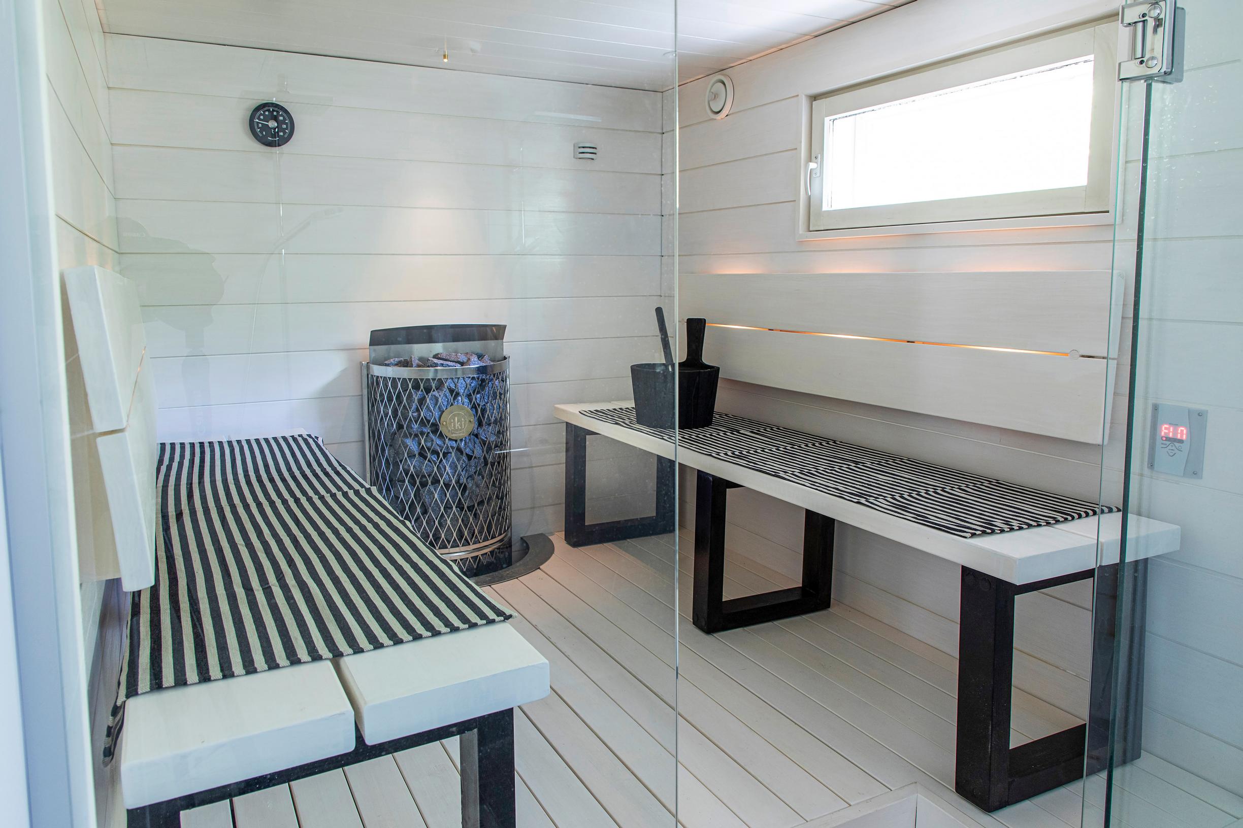 Mustavalkoinen sauna