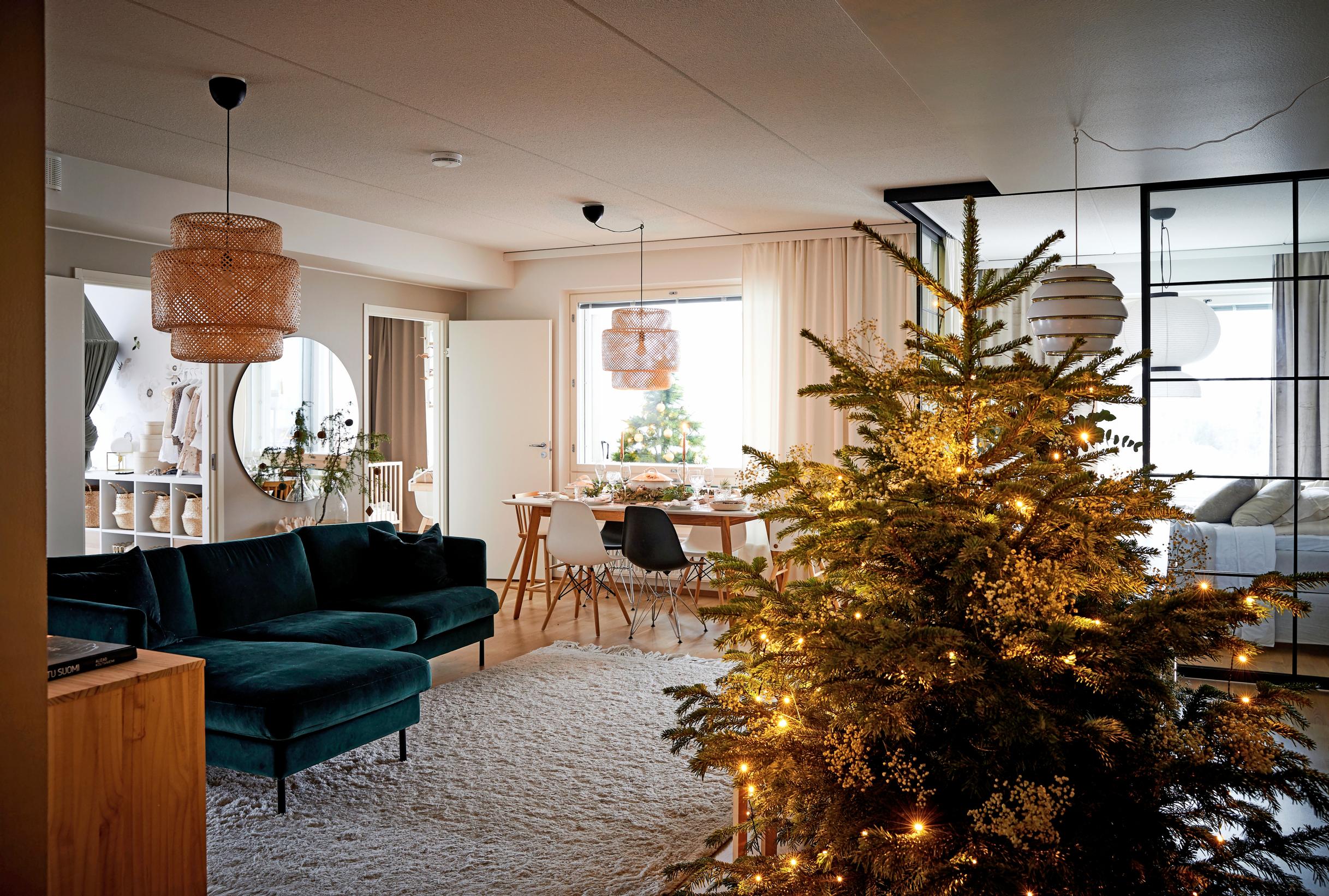 Joulukuusi kynttilöineen olohuoneessa