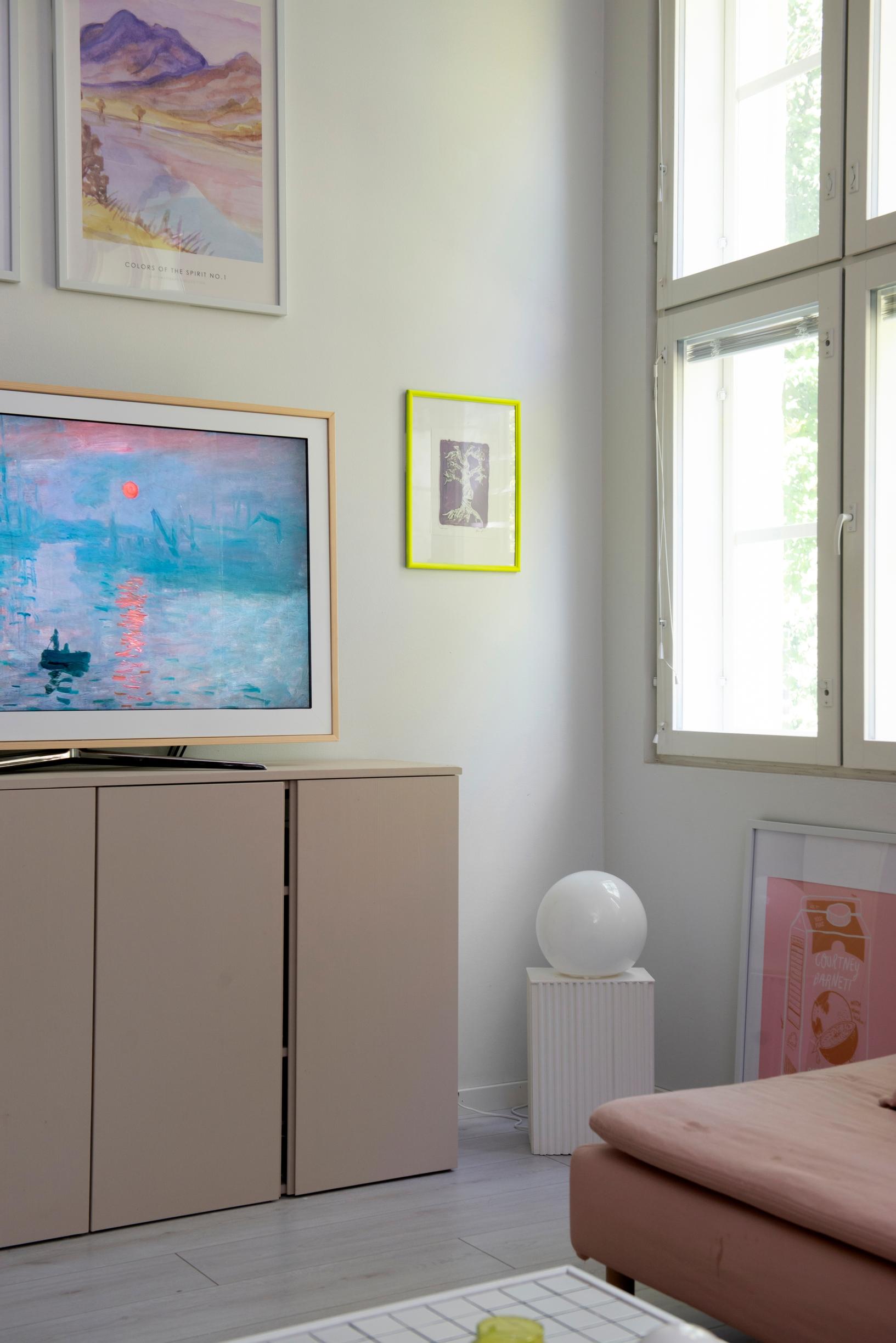 Televisio Ivar-kaapiston päällä