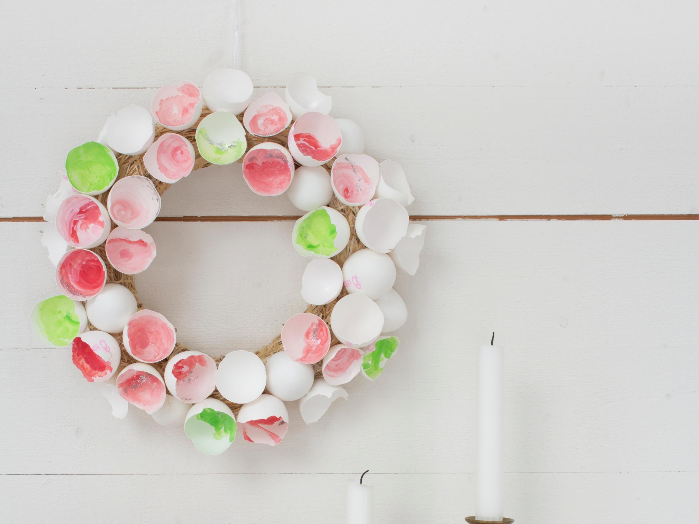 Pääsiäiskranssi munankuorista – taiteile herkkä mutta hauska koriste ja yhteensopivat lautasliinat kevään juhlaan