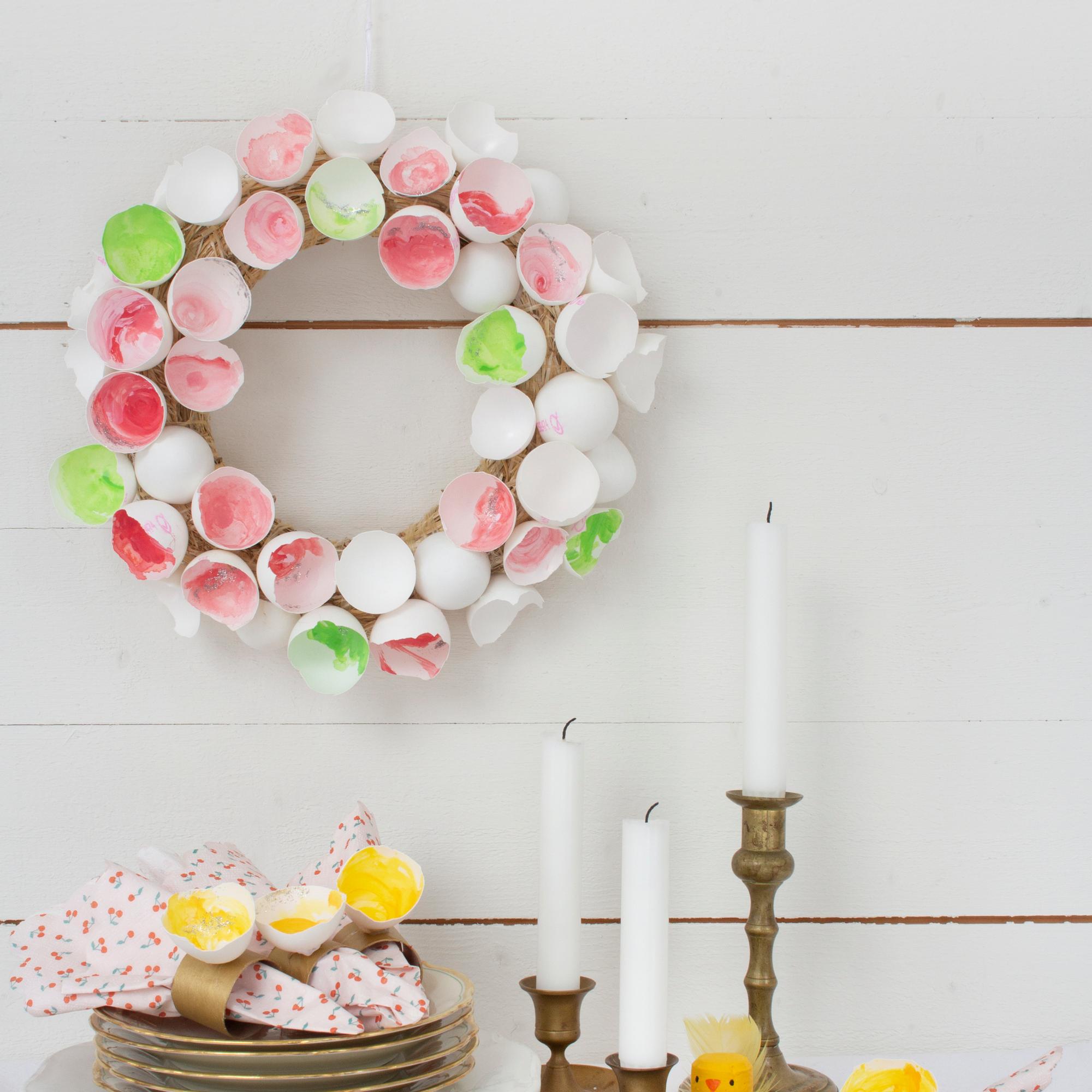 Pääsiäiskranssi munankuorista – taiteile herkkä mutta hauska koriste ja yhteensopivat lautasliinat kevään juhlaan