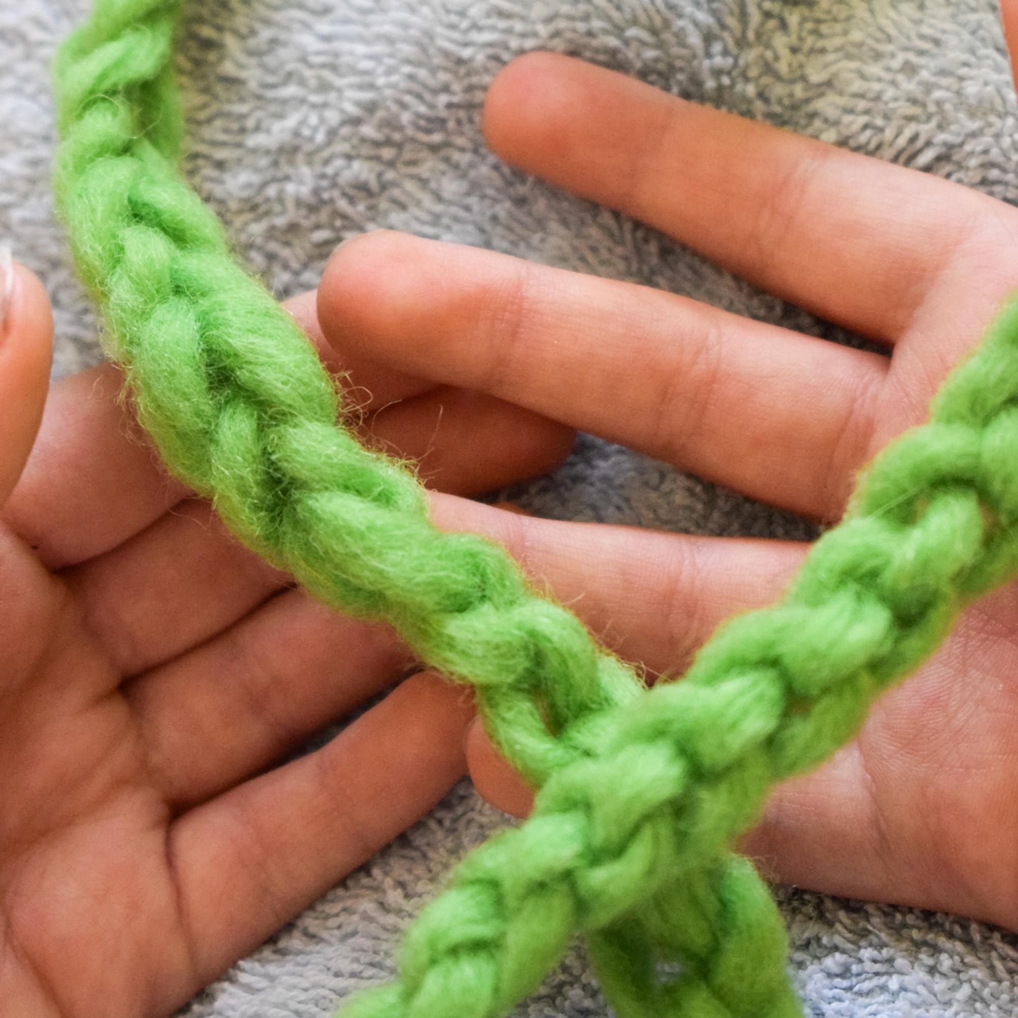 Sormivirkkaus on mainio tapa tutustuttaa lapsi lankatöiden maailmaan – katso ohjeet kahteen eri tekniikkaan!