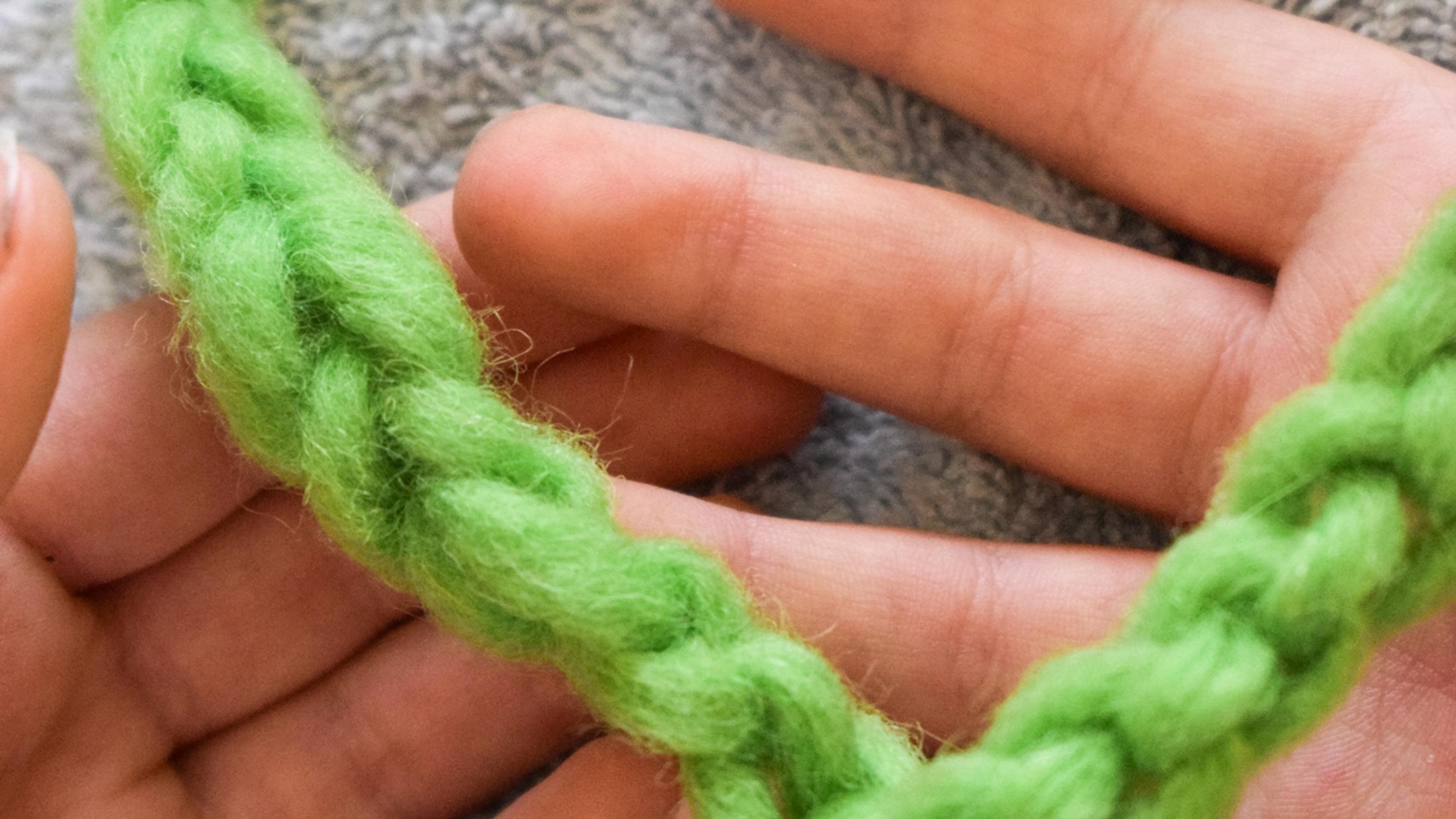 Sormivirkkaus on mainio tapa tutustuttaa lapsi lankatöiden maailmaan – katso ohjeet kahteen eri tekniikkaan!