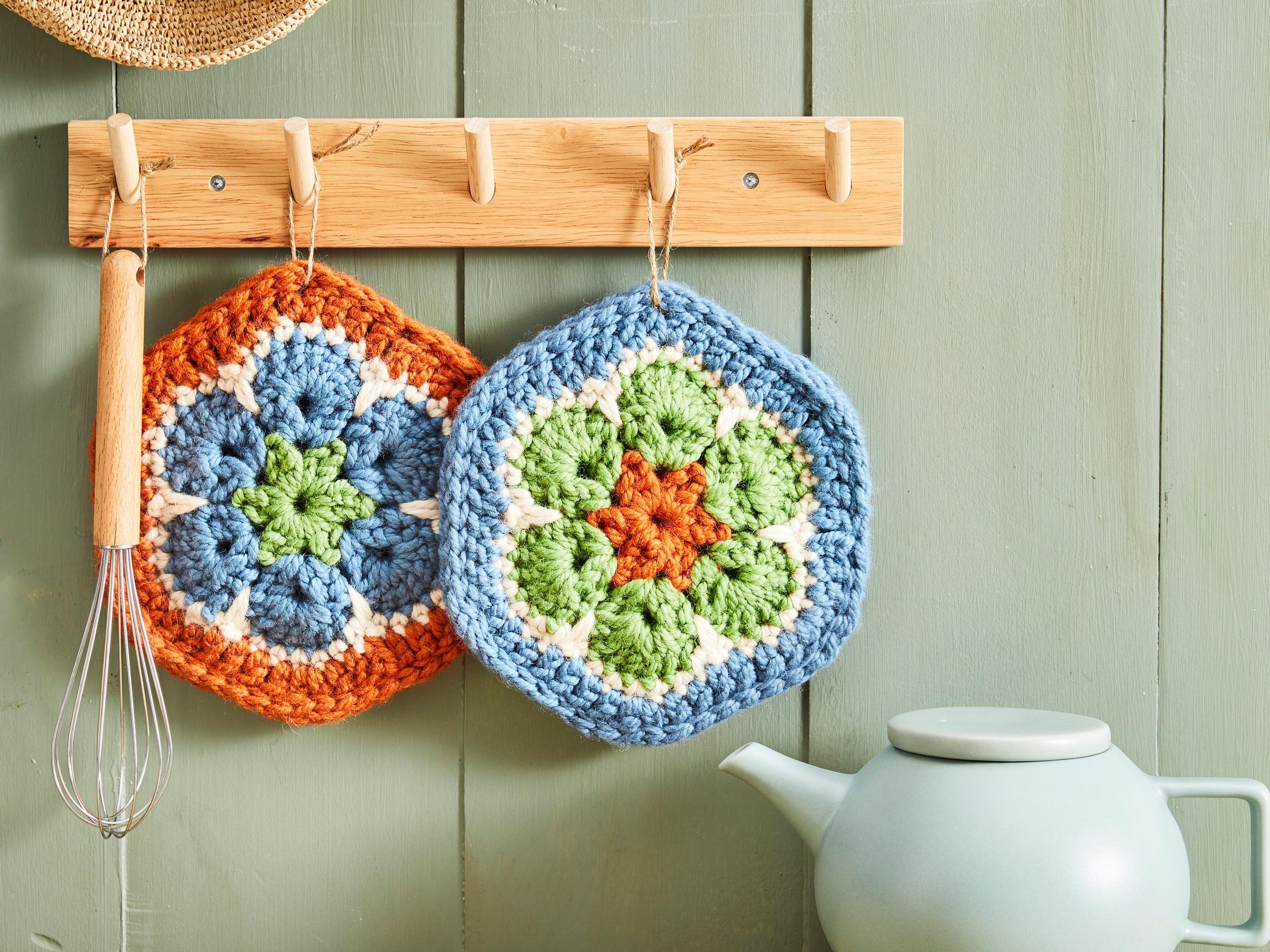 Keittiö kukoistamaan! Virkkaa värikkäät pannunaluset, joita somistavat afrikankukat