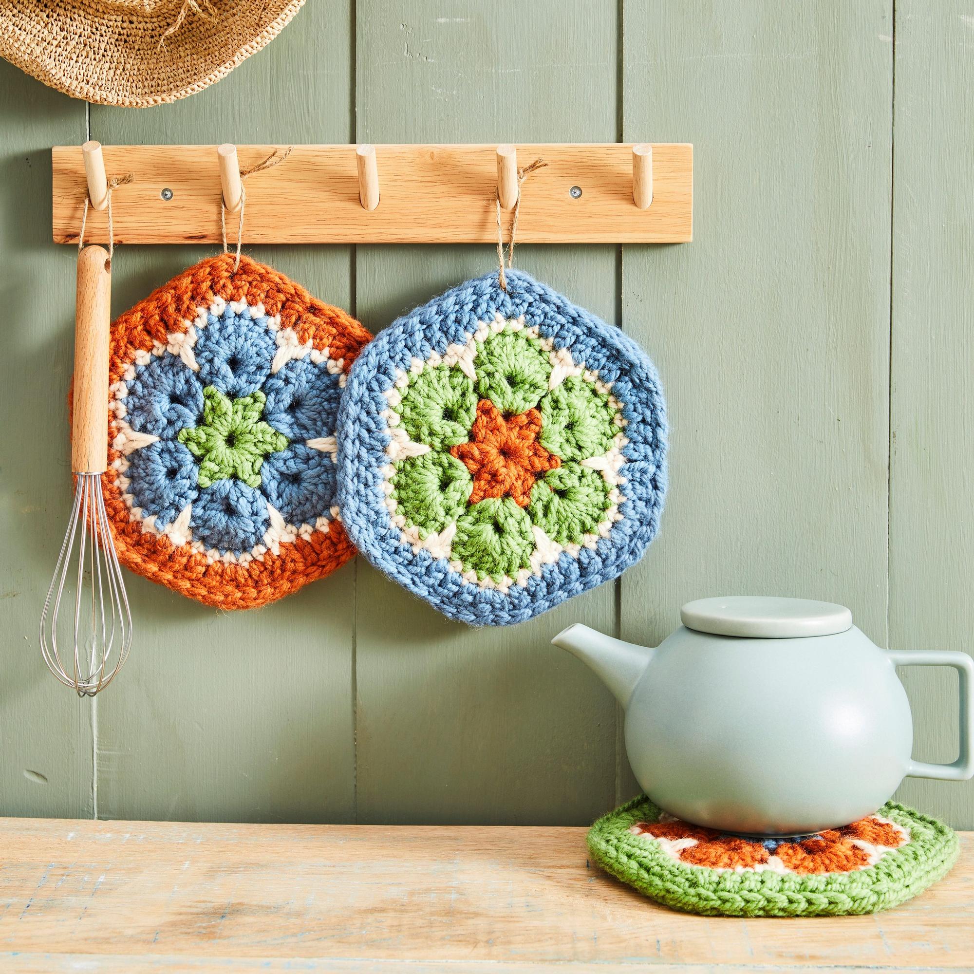 Keittiö kukoistamaan! Virkkaa värikkäät pannunaluset, joita somistavat afrikankukat