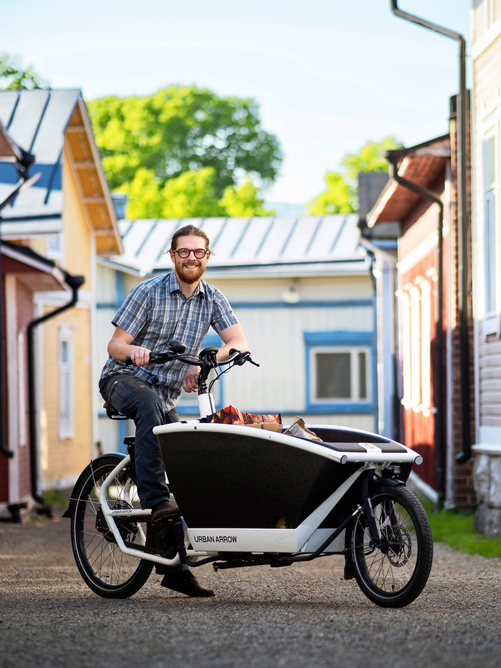 mies kuormapyörän kyydissä