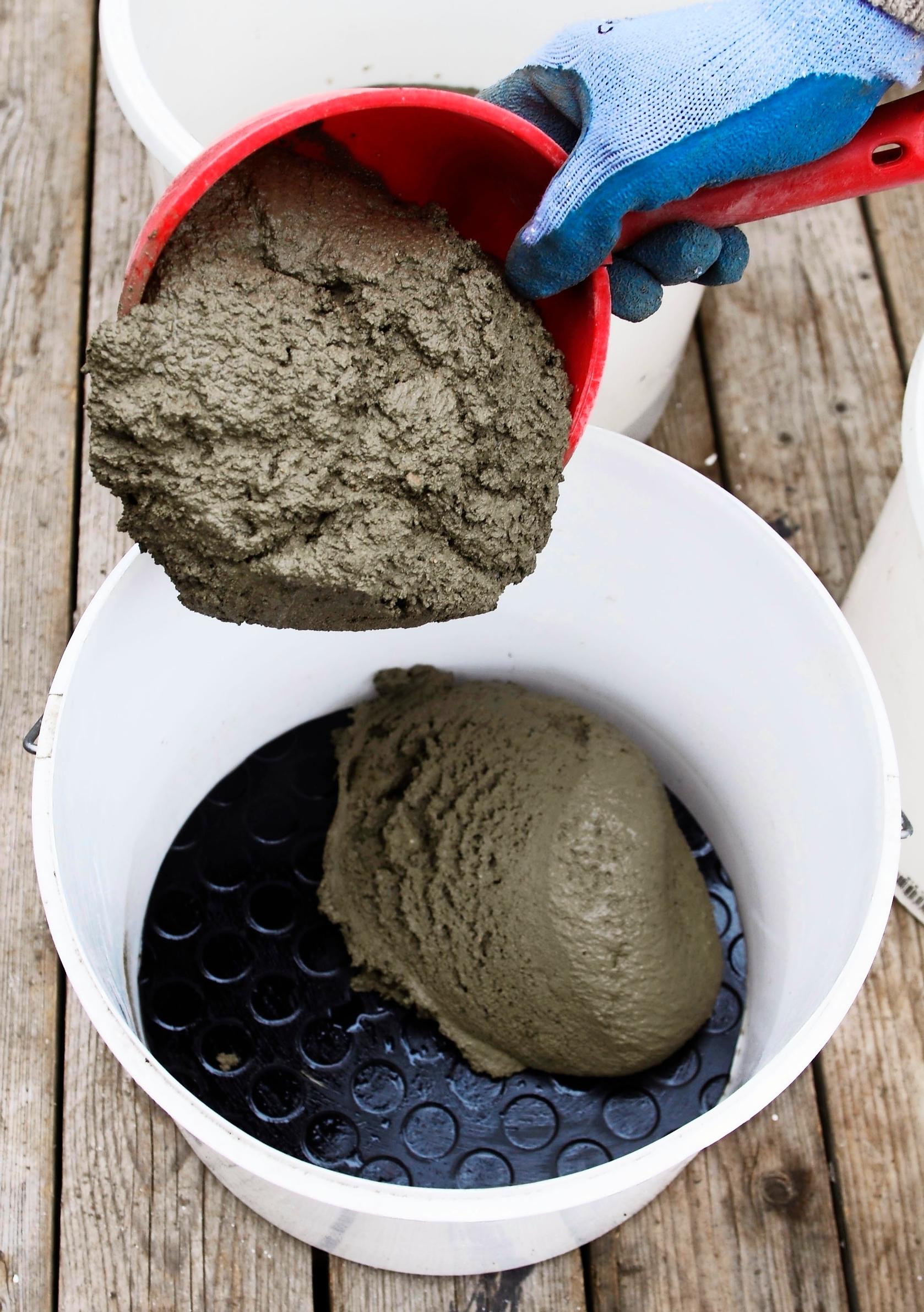 Betonimassan nostaminen ämpäreihin