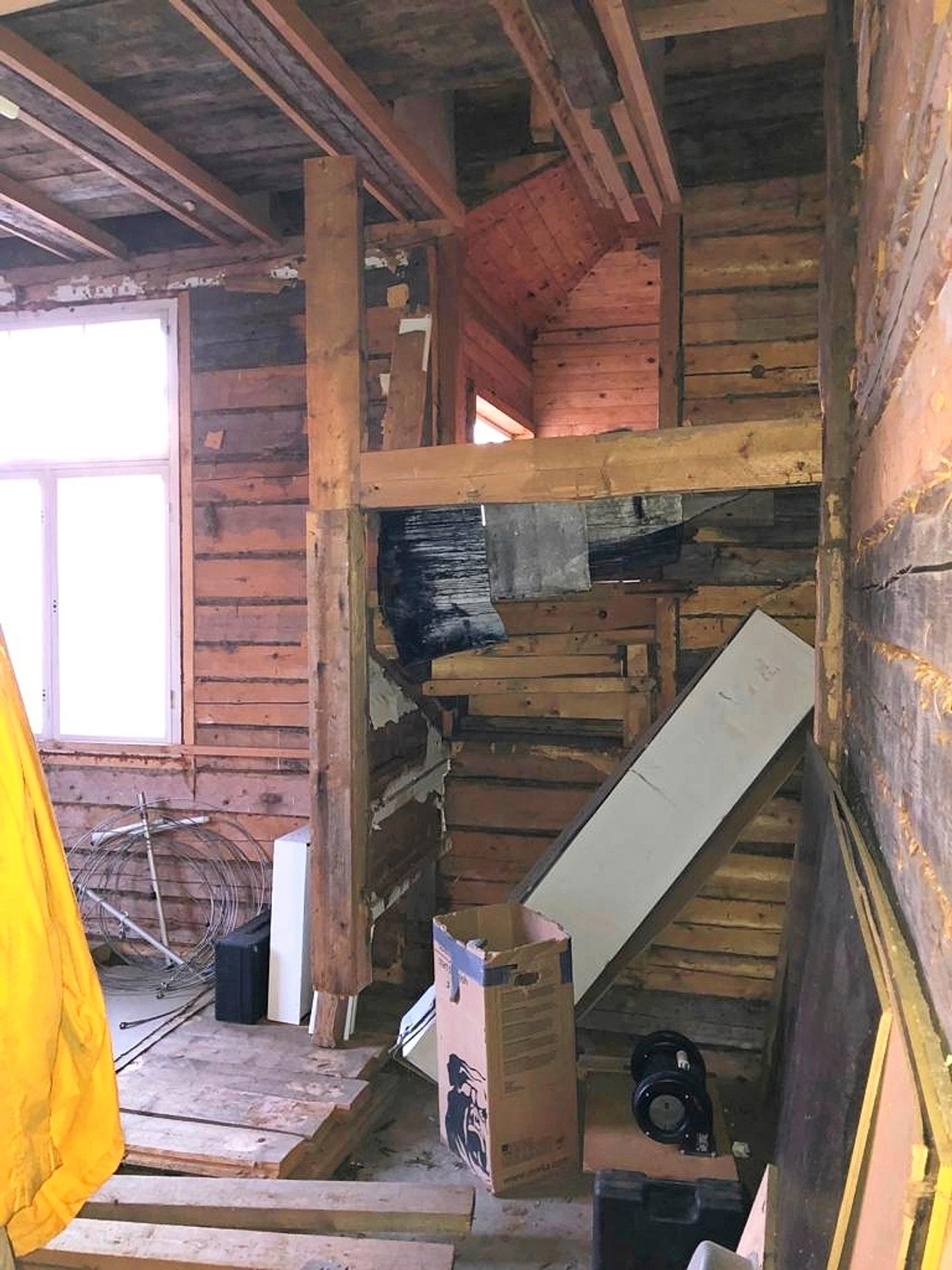 Ennen remonttia keittiön lattia on kesken. Seinät ovat hirsipinnalla.