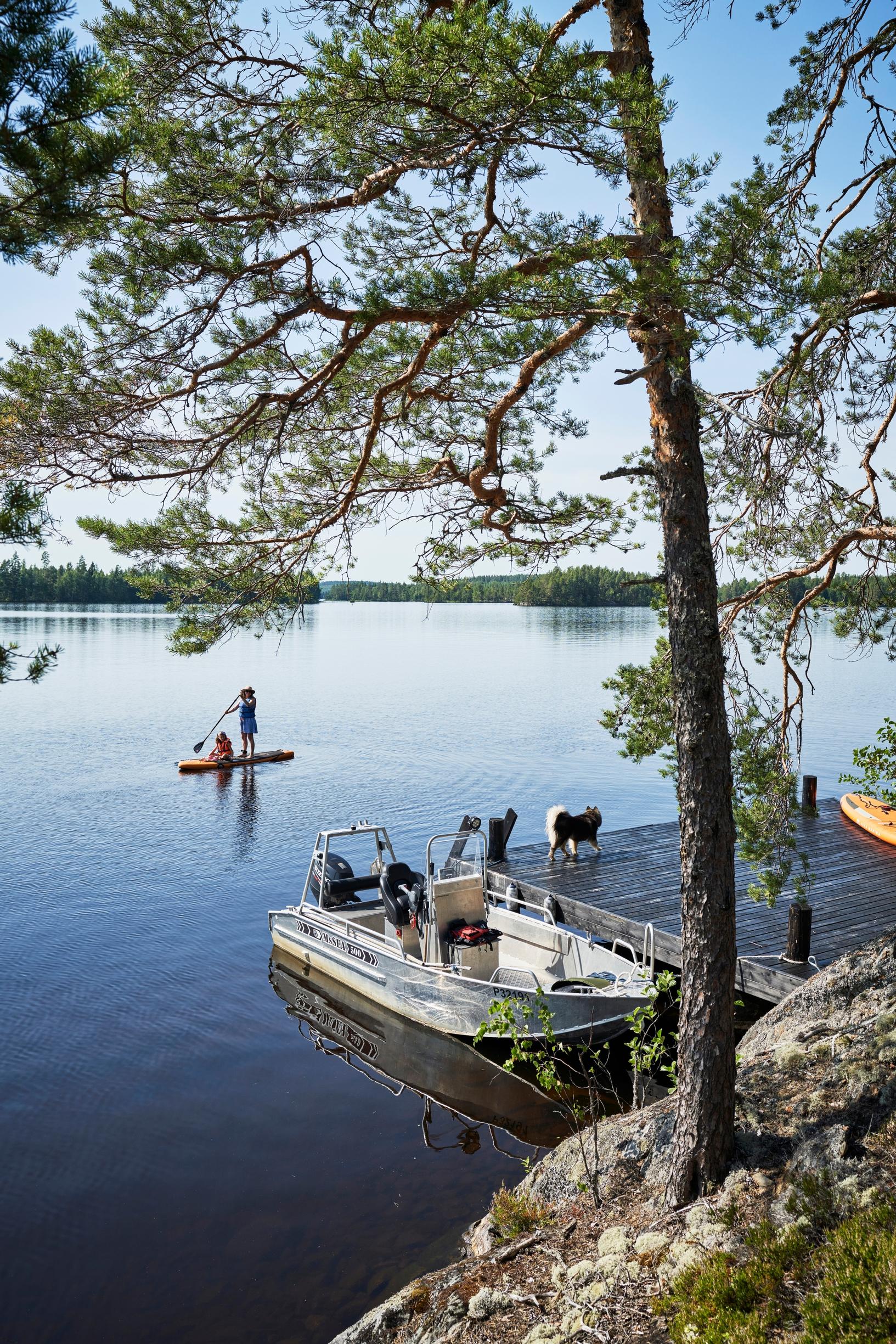 Näkymä kalliolta laiturille ja järvelle