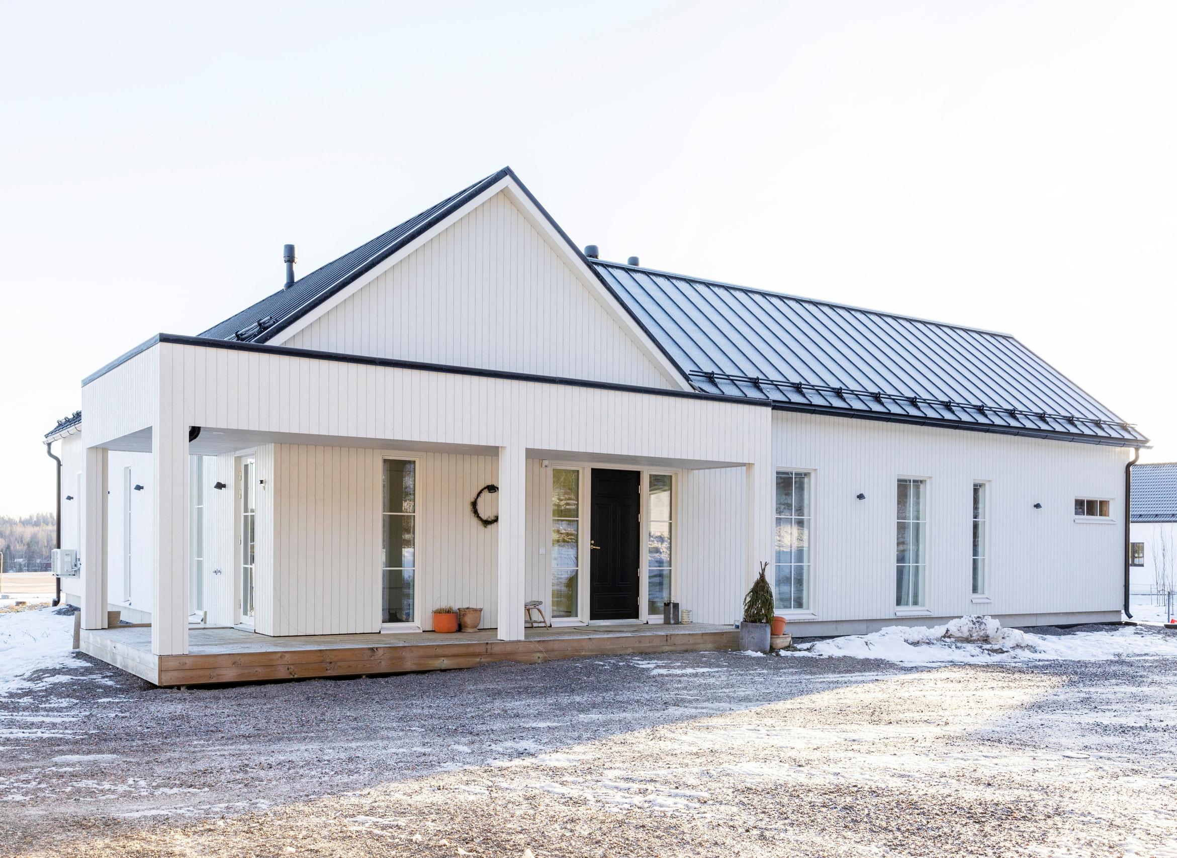 Talo sisäänkäynnin puolelta
