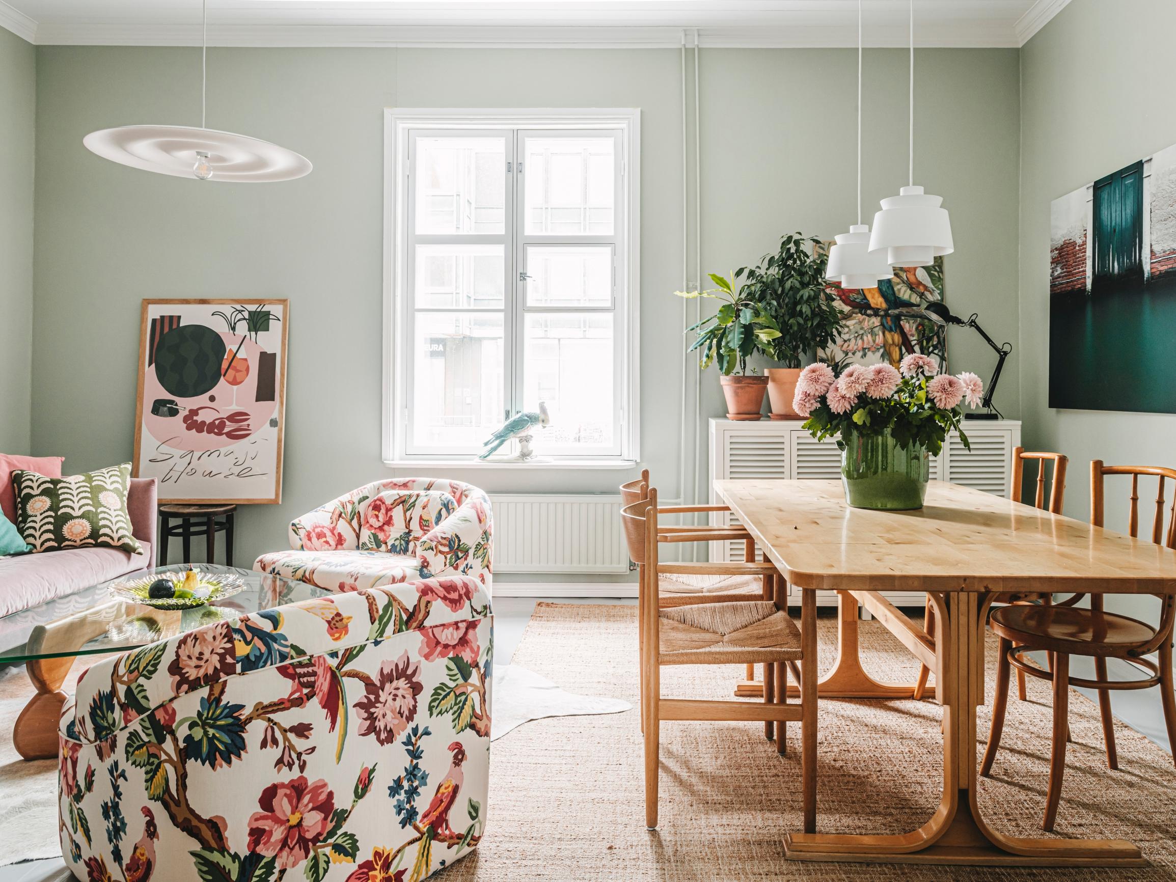 74 neliötä kolmessa kerroksessa ja kallioseinämä makuuhuoneessa – Anun ja Juuson 1800-luvun puutalokodista tuli soma kuin nukkekoti