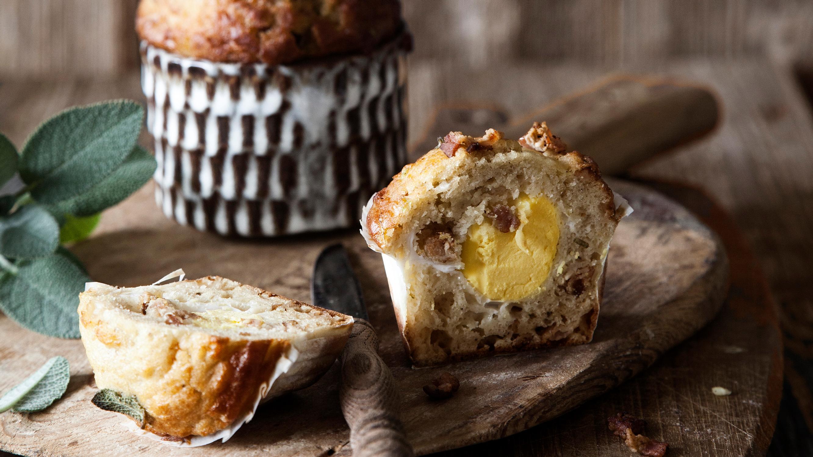 Muhkea aamuherkku! Suolaisten aamiaismuffinien sisältä paljastuu kananmunakätkö – nappaa helppo resepti