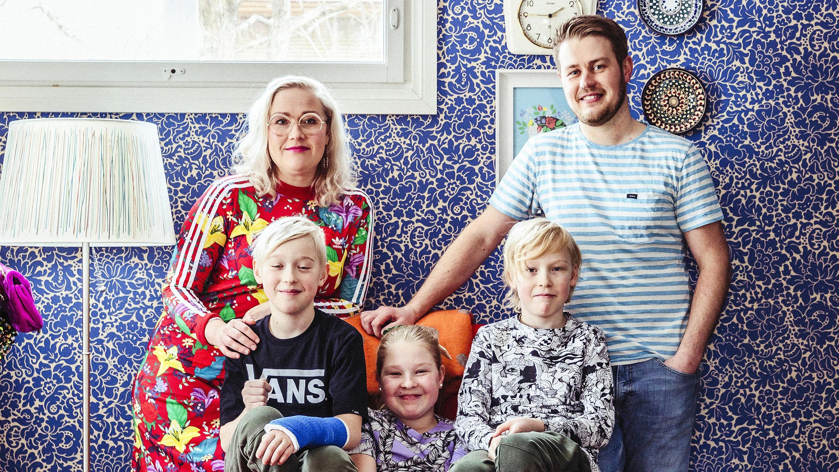 ”Tämä on unelmiemme talo, vanha rouva, josta pidämme ikuisesti huolta” – Markon, Tiinan ja kolmosten hirsitalo on söpö kuin rasiallinen nonparelleja