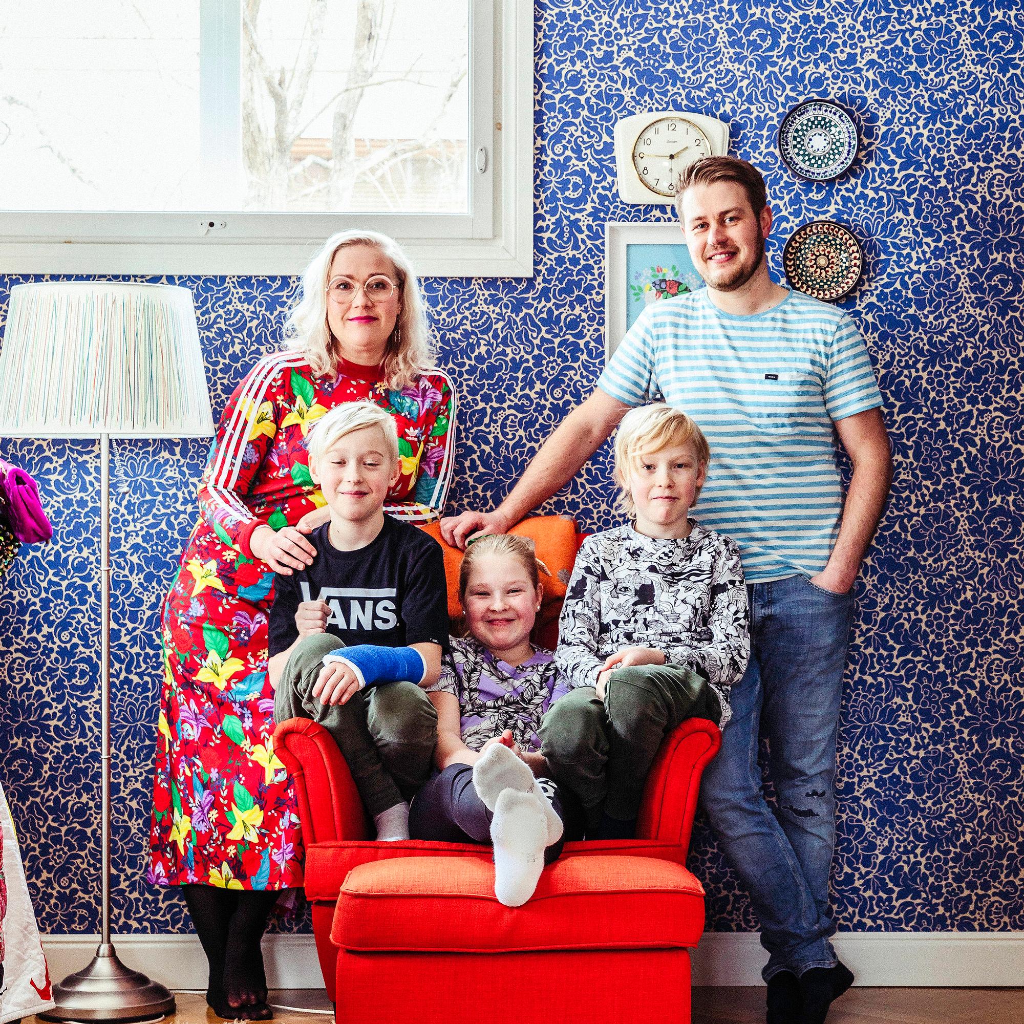 ”Tämä on unelmiemme talo, vanha rouva, josta pidämme ikuisesti huolta” – Markon, Tiinan ja kolmosten hirsitalo on söpö kuin rasiallinen nonparelleja
