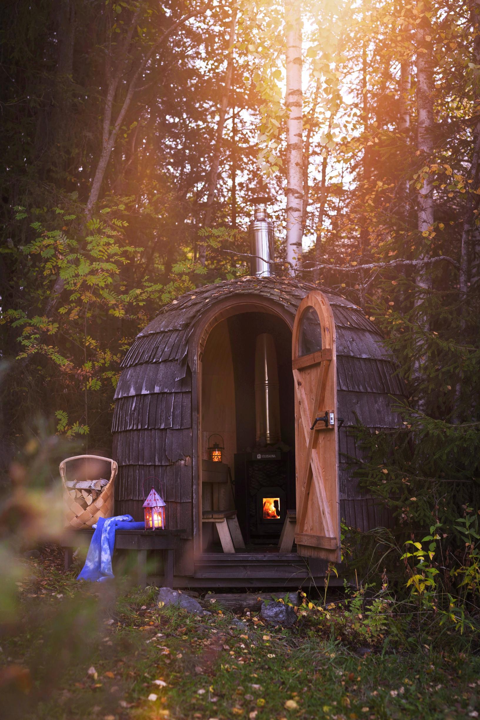 Virolainen iglu-sauna metsän reunassa