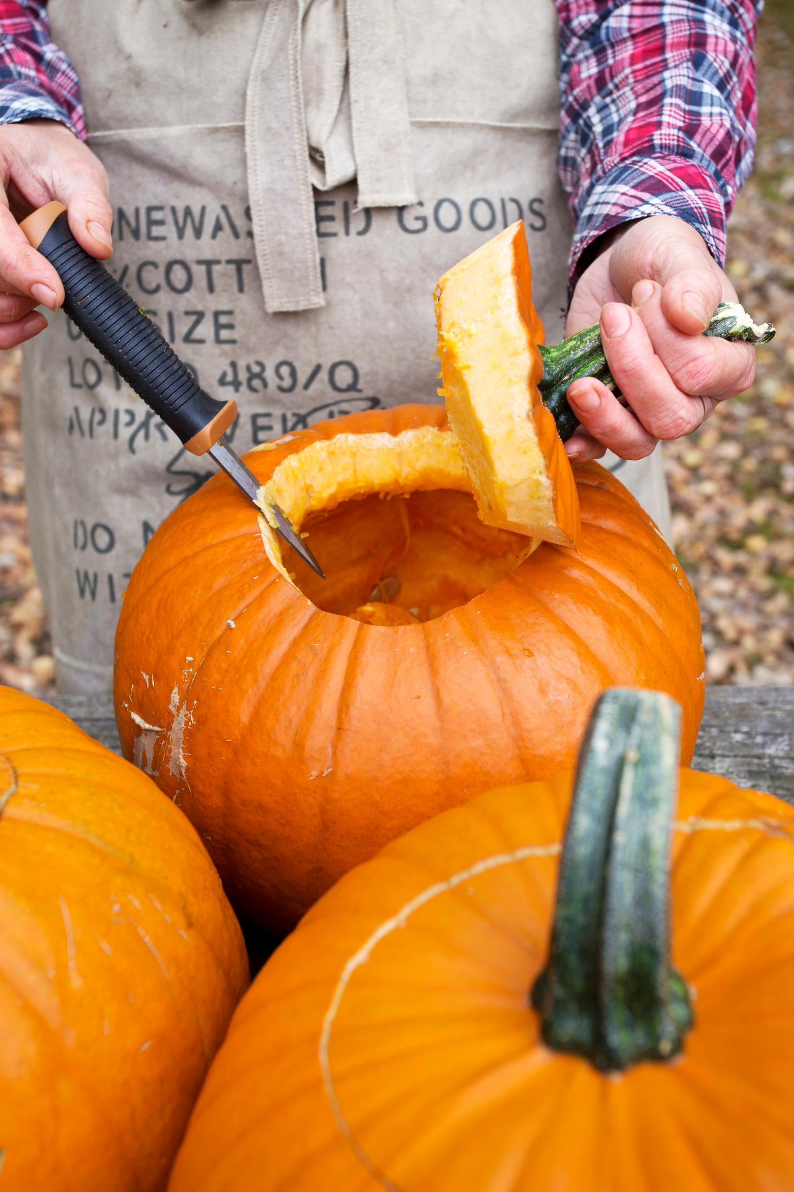 Halloween-kurpitsan kannen leikkaaminen