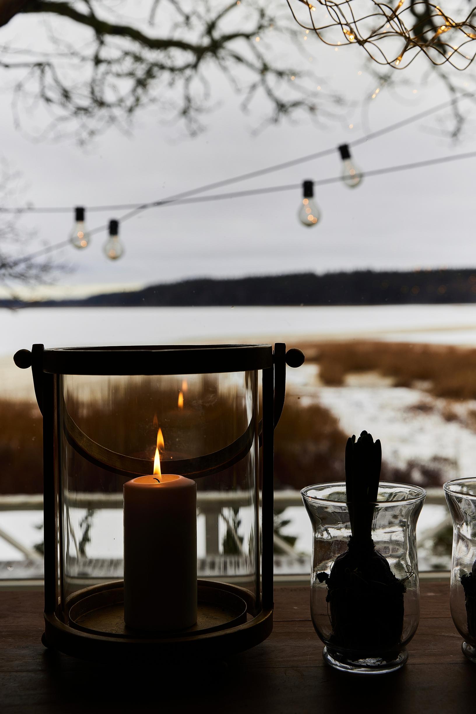 Kynttilä ja hyasintti ikkunalla