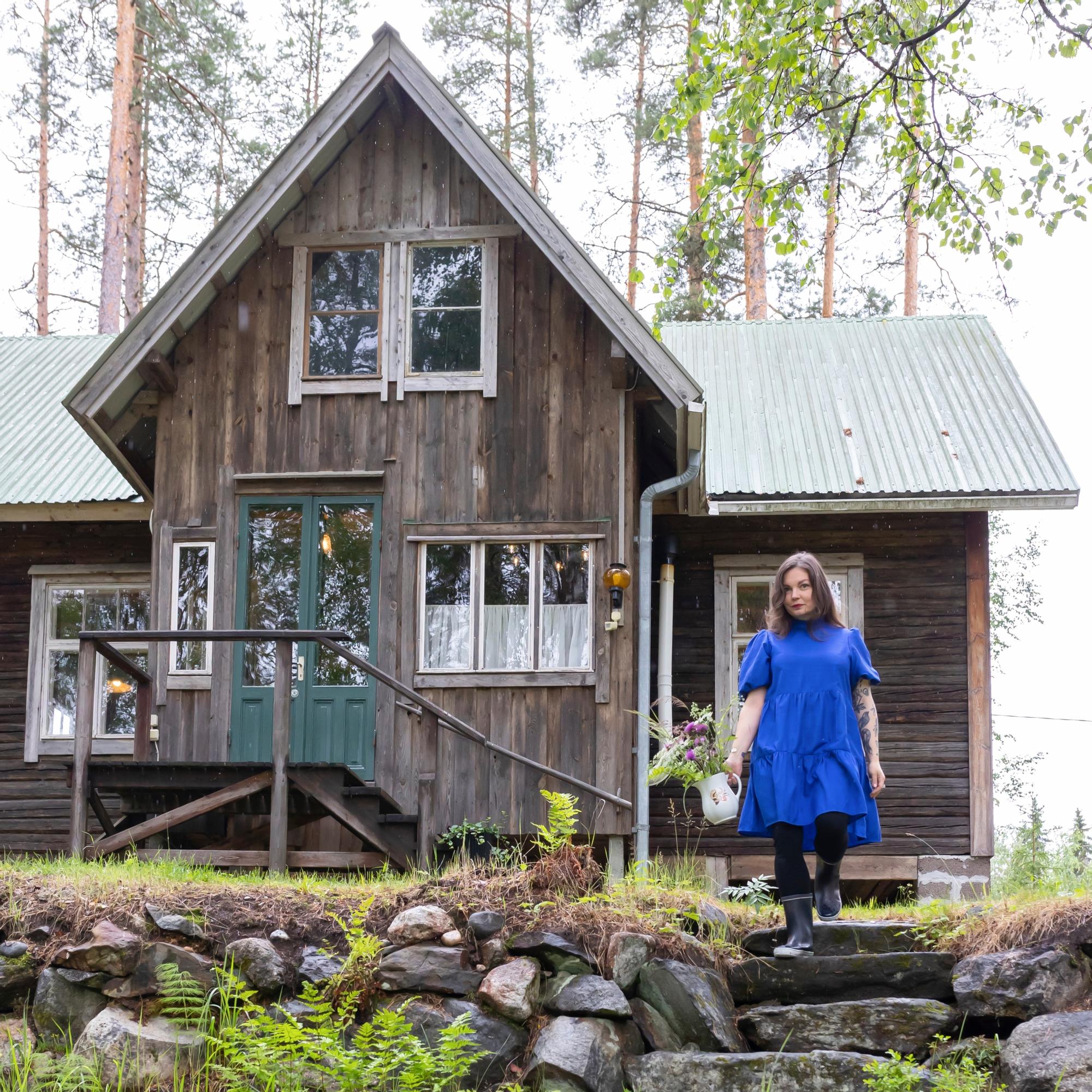 Ruotsissa asuva Minna mökkeilee Pohjois-Savossa ja sisustaa ”Hurrilaa” kirppisaarteilla: ”Sukuni juuret ovat olleet täällä yli 300 vuotta”