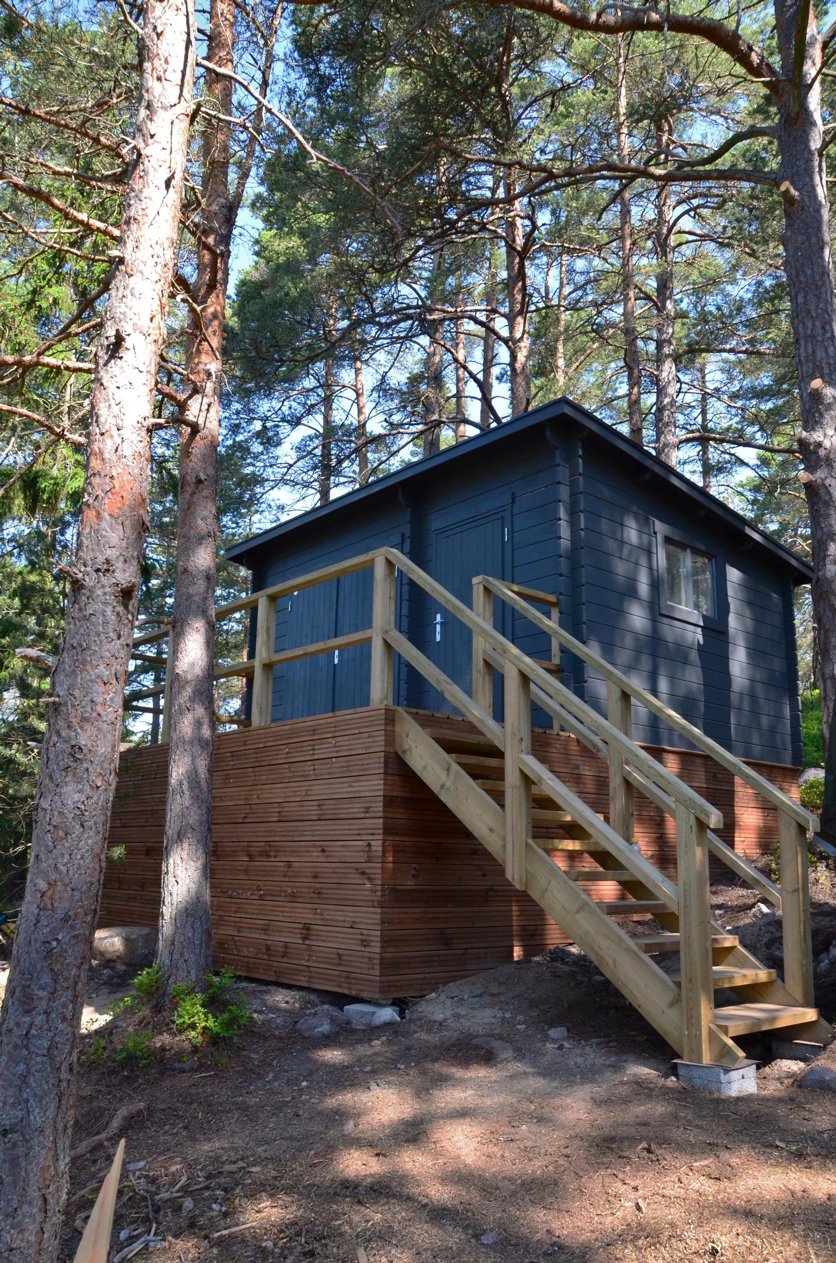 Varaston edessä terassi, jonka alla on säilytystilaa