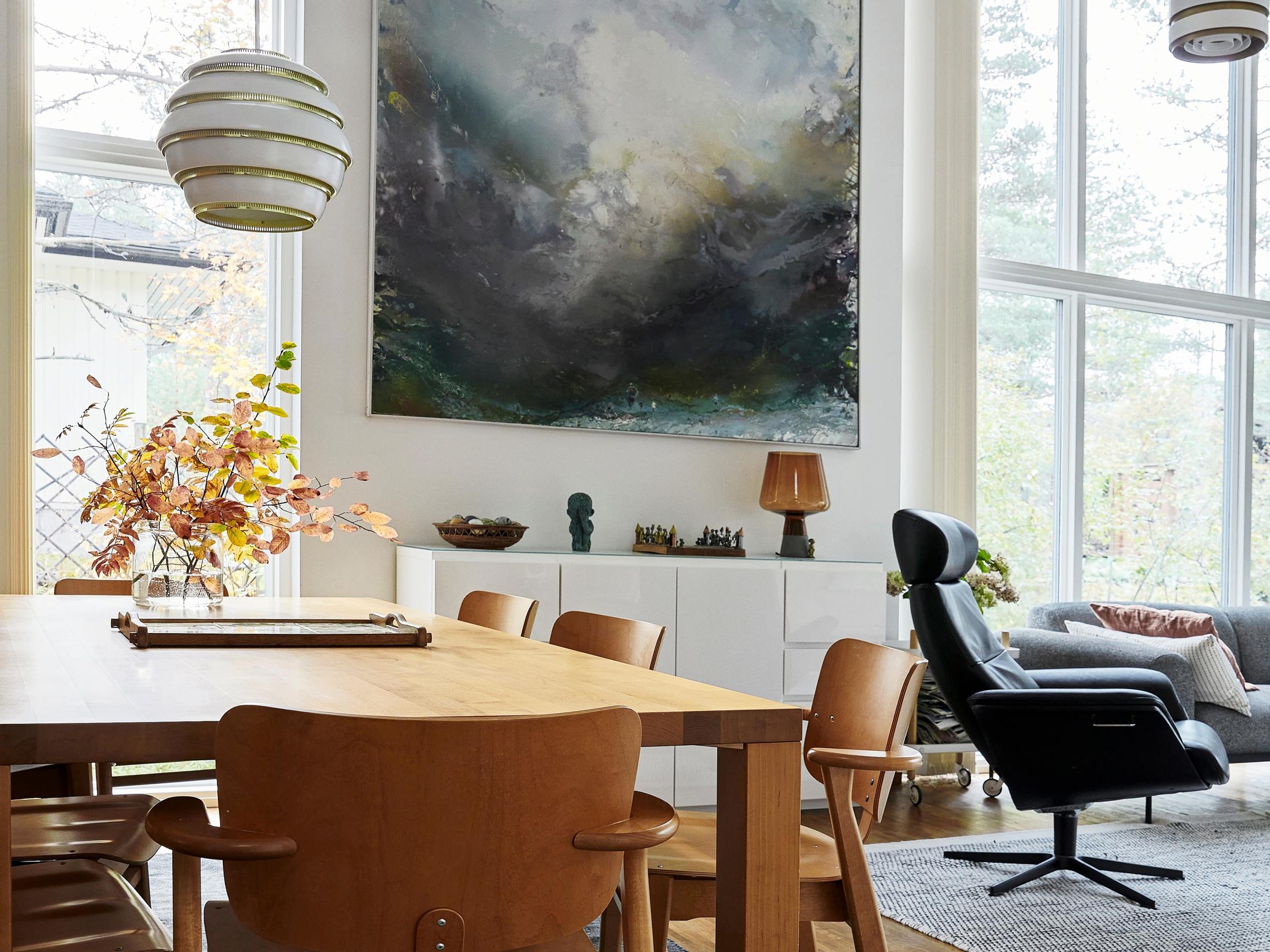 ”Taide on kodissani yhtä tarpeellista kuin sohva” – jopa vessa on valjastettu rakkaille teoksille Annan perheen talossa