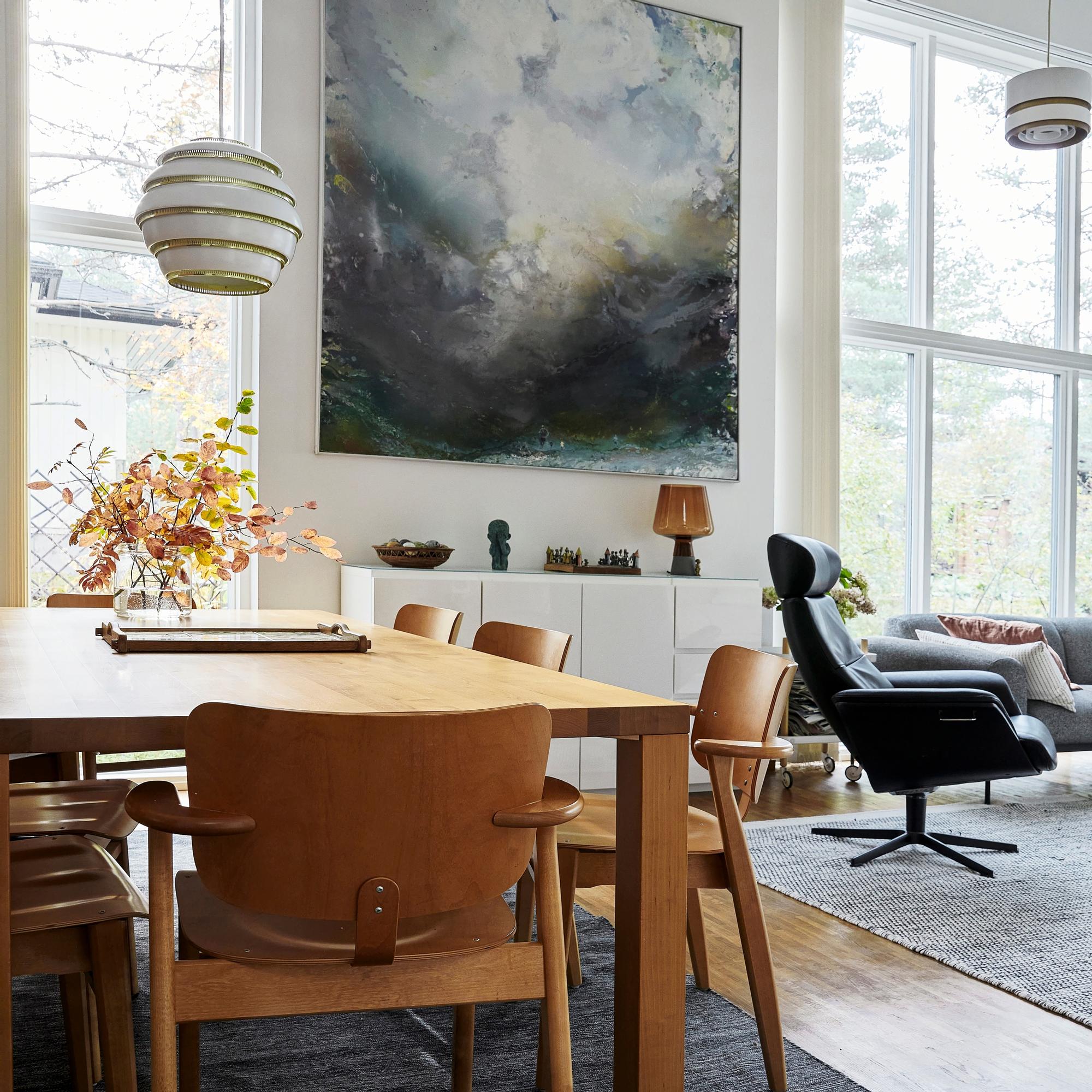 ”Taide on kodissani yhtä tarpeellista kuin sohva” – jopa vessa on valjastettu rakkaille teoksille Annan perheen talossa