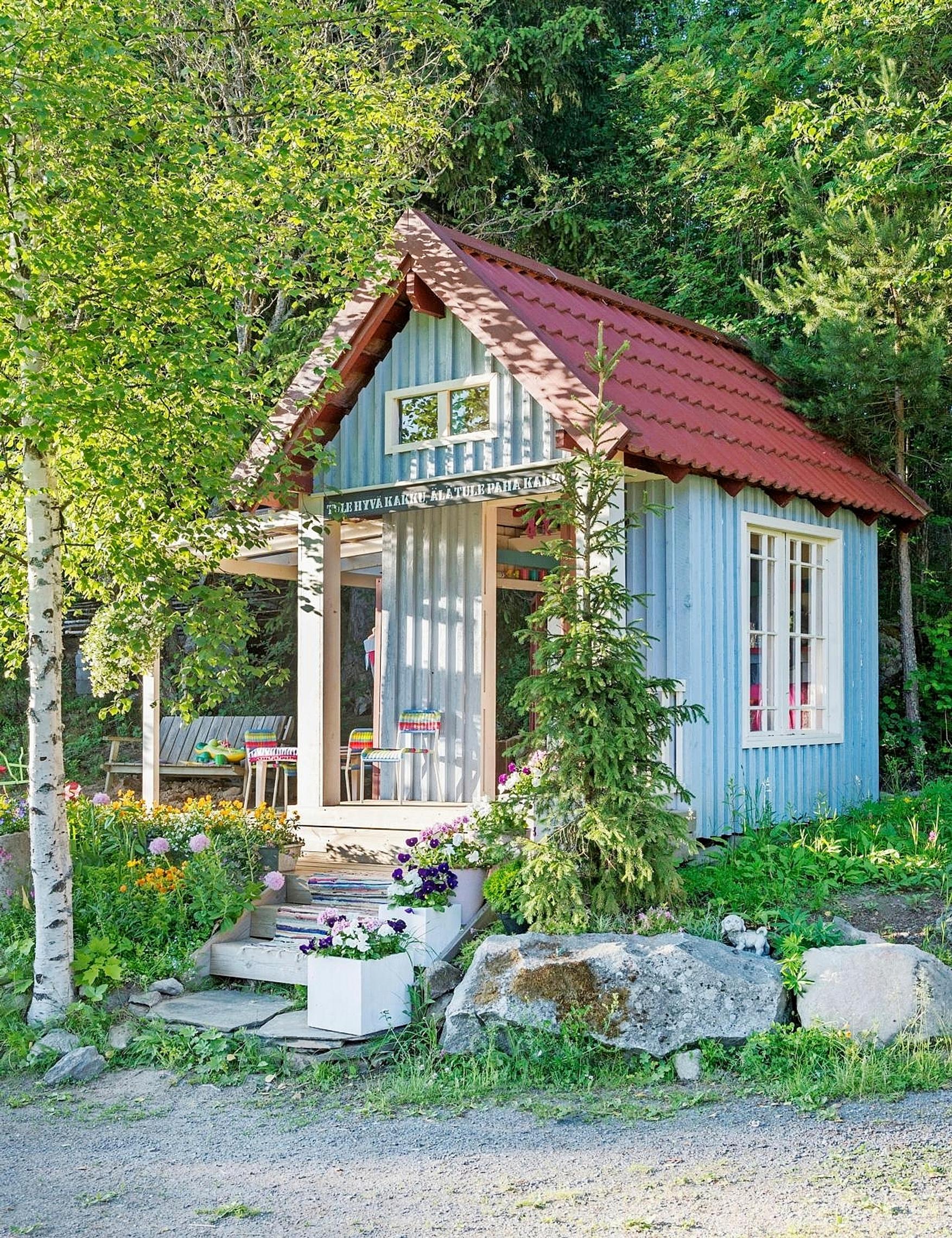 Leikkimökki kuin minitalo terasseineen