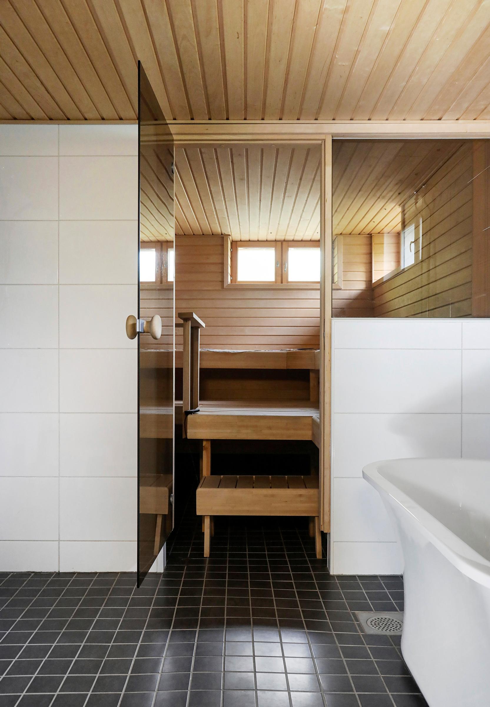 Vuonna 2011 remontoitu kylpyhuone ja sauna