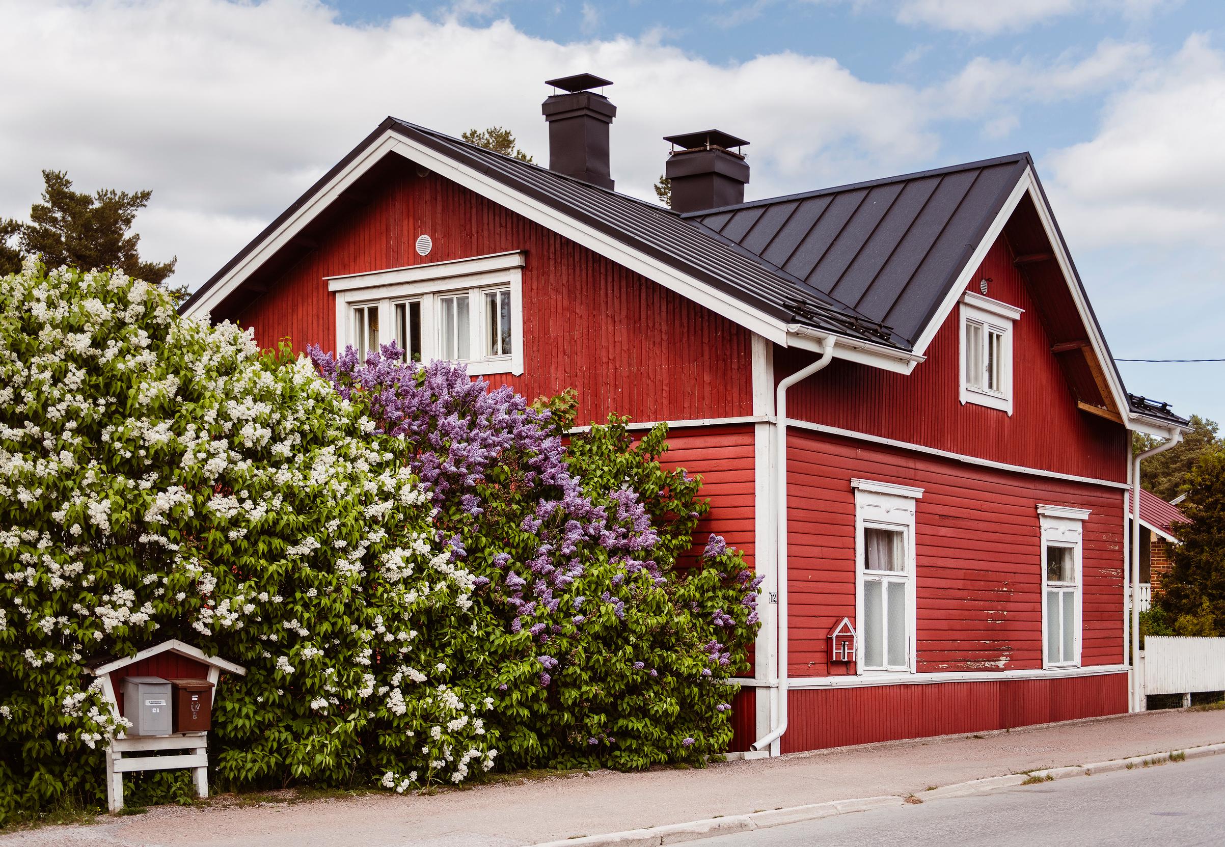 Punainen hirsitalo Loviisassa