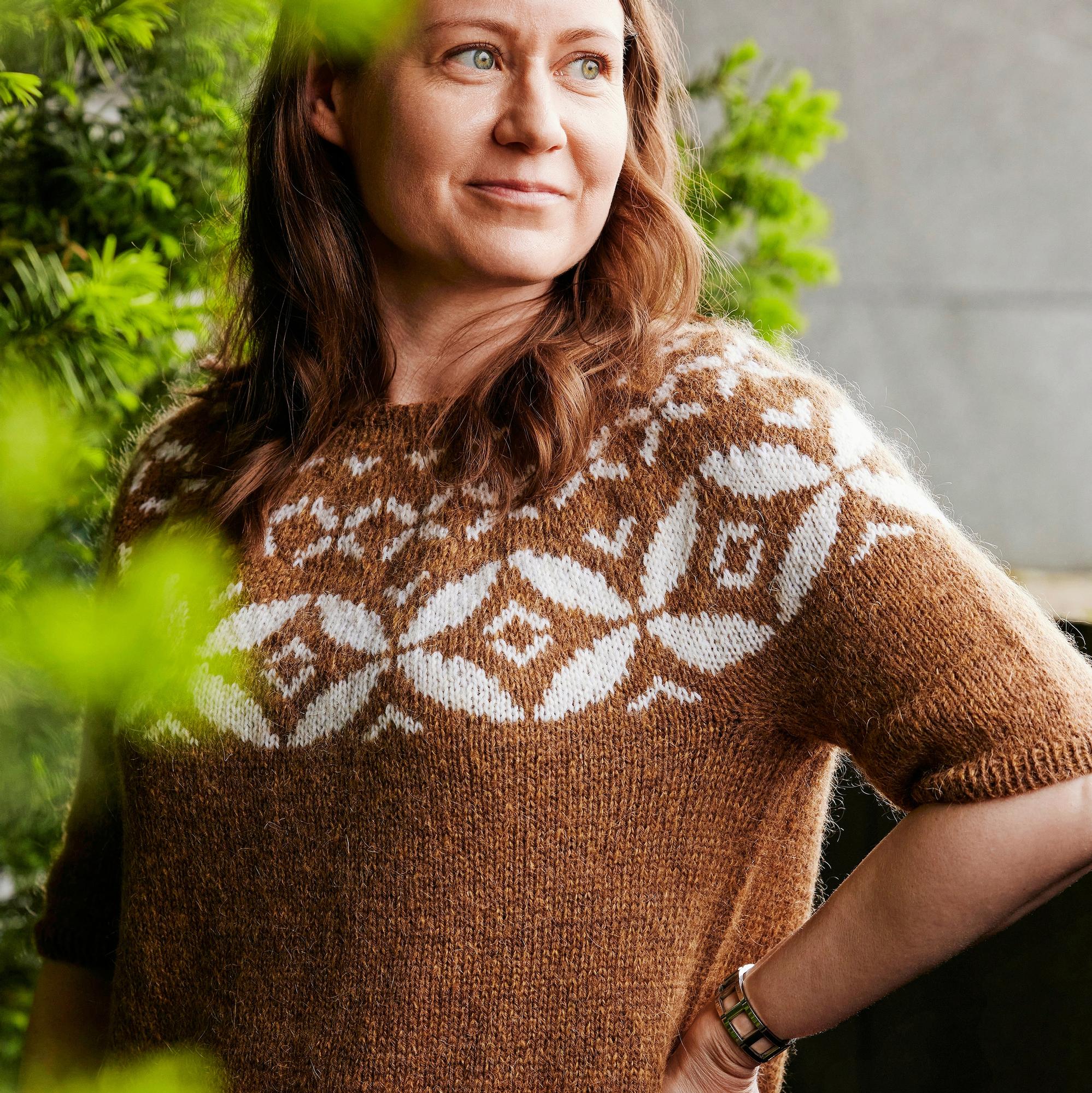 Lyhythihainen kaarrokeneule on kerrospukeutujan suosikki – kevyelle paidalle löytyy käyttöä ympäri vuoden