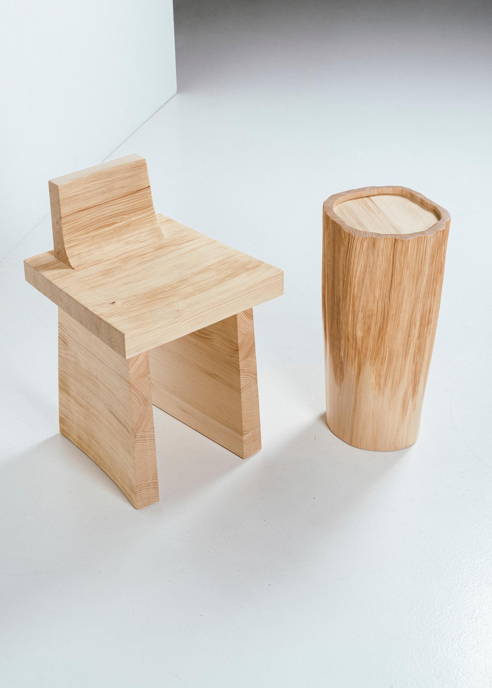 puinen pieni tuoli ja pöllin näköinen puupöytä