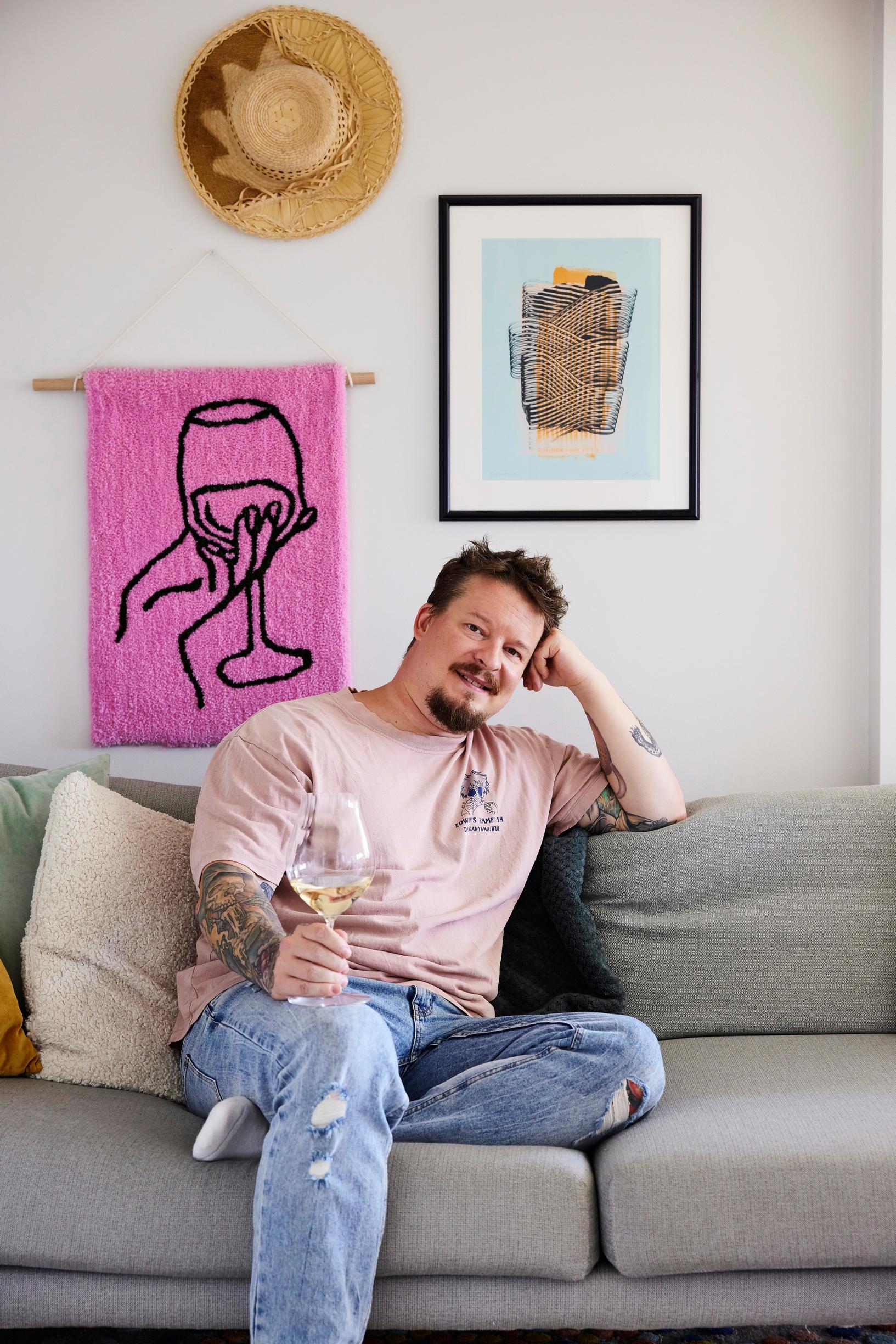 Ilkka Sirén istuu sohvalla